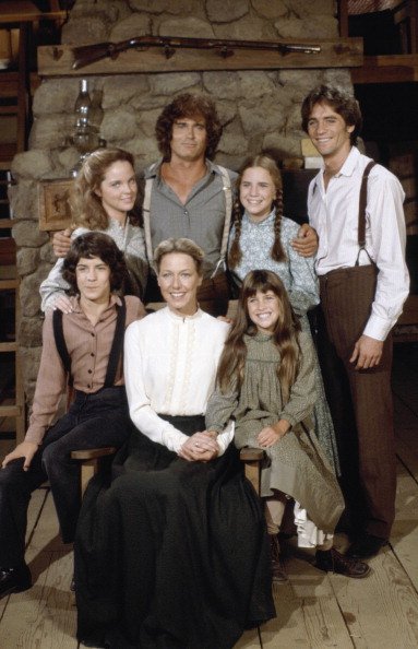 Cast der Familie Ingalls aus "Unsere kleine Farm" am Set | Quelle: Getty Images