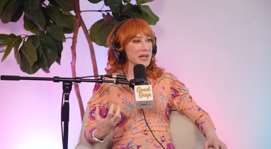 Kathy Griffin spricht während ihres Auftritts beim Podcast „Good Guys“. Die Episode wurde am 10. November 2025 veröffentlicht. | Quelle: YouTube/Josh Peck