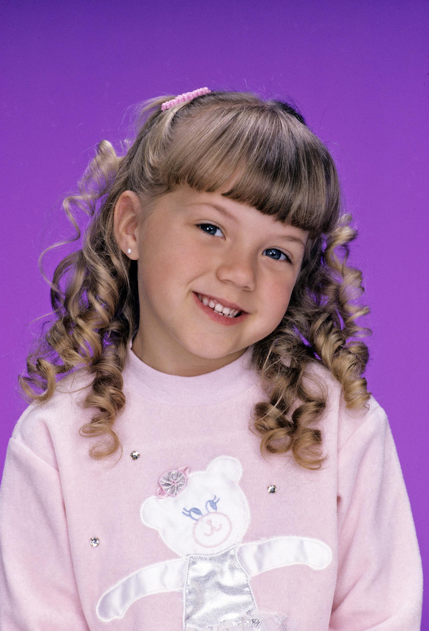 Jodie Sweetin begeisterte das Publikum als Stephanie Tanner, deren schlagfertiger Witz und einprägsame Sprüche sie zu einem der Durchbruch-Kinderstars der Sitcom machten. Dass sie vor den Augen von Millionen von Zuschauern aufwuchs, sollte später sowohl ihre Karriere als auch die Art und Weise prägen, wie sie auf ihre Zeit in der Serie zurückblickt. | Quelle: Getty Images
