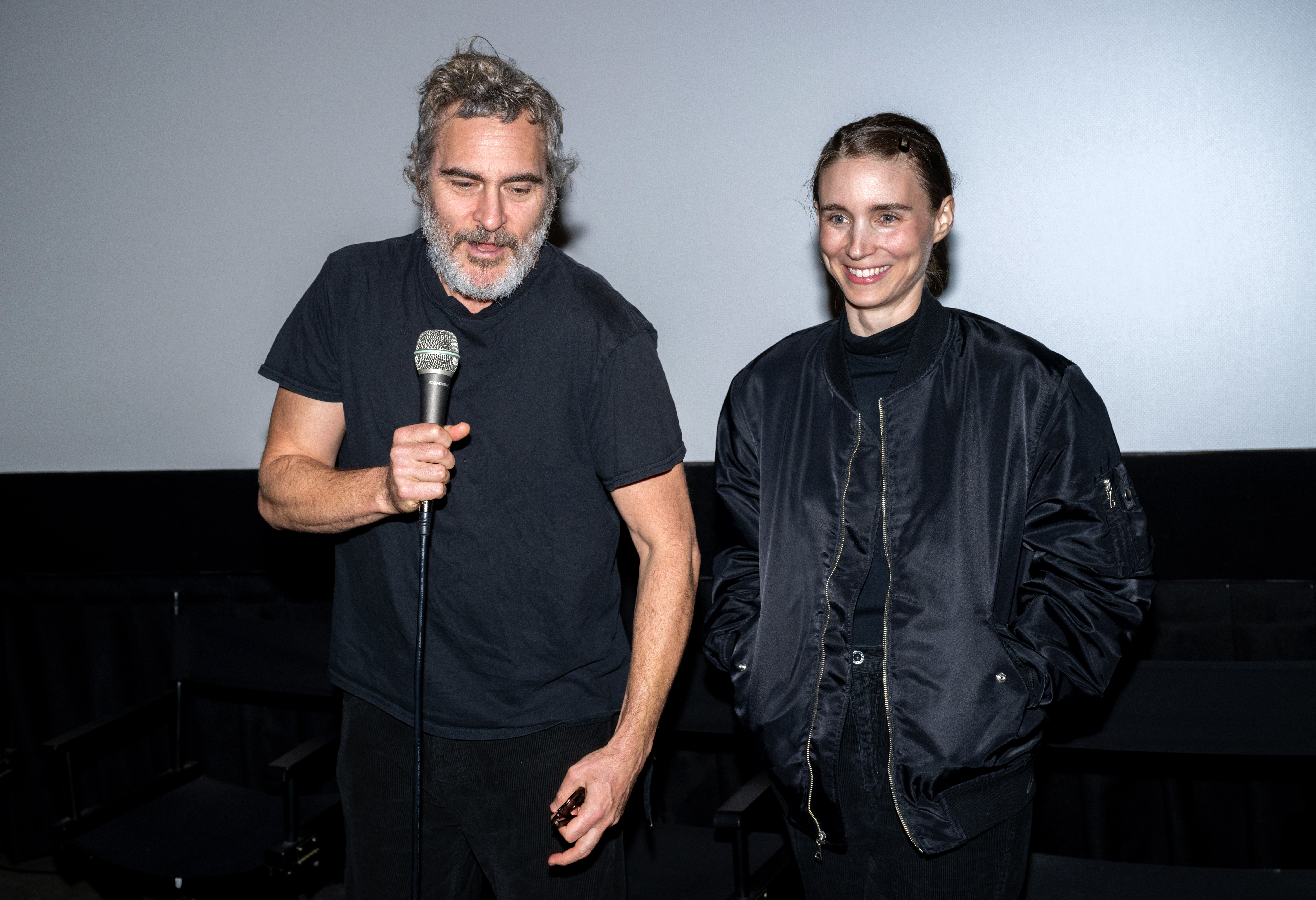 Joaquin Phoenix und Rooney Mara bei der Sondervorstellung von "The Smell Of Money" in Santa Monica, Kalifornien am 14. Oktober 2023 | Quelle: Getty Images