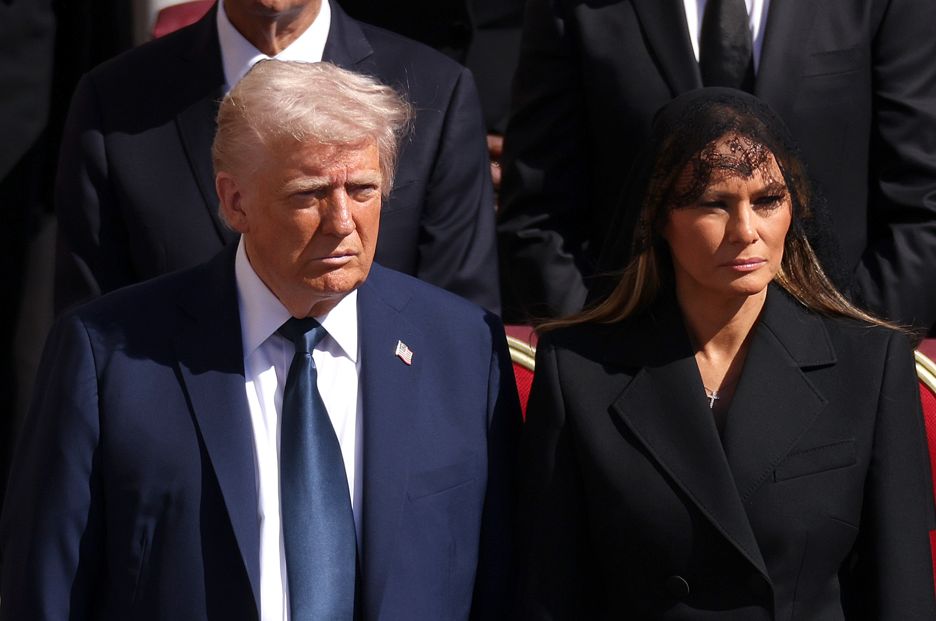 Donald und Melania Trump bei der Beerdigung von Papst Franziskus. | Quelle: Getty Images
