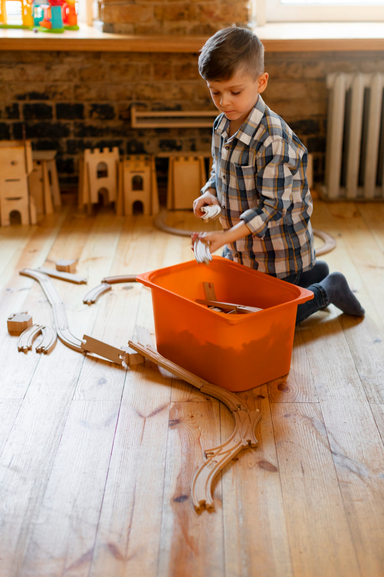 Ein kleiner Junge spielt mit Holzspielzeug | Quelle: Freepik