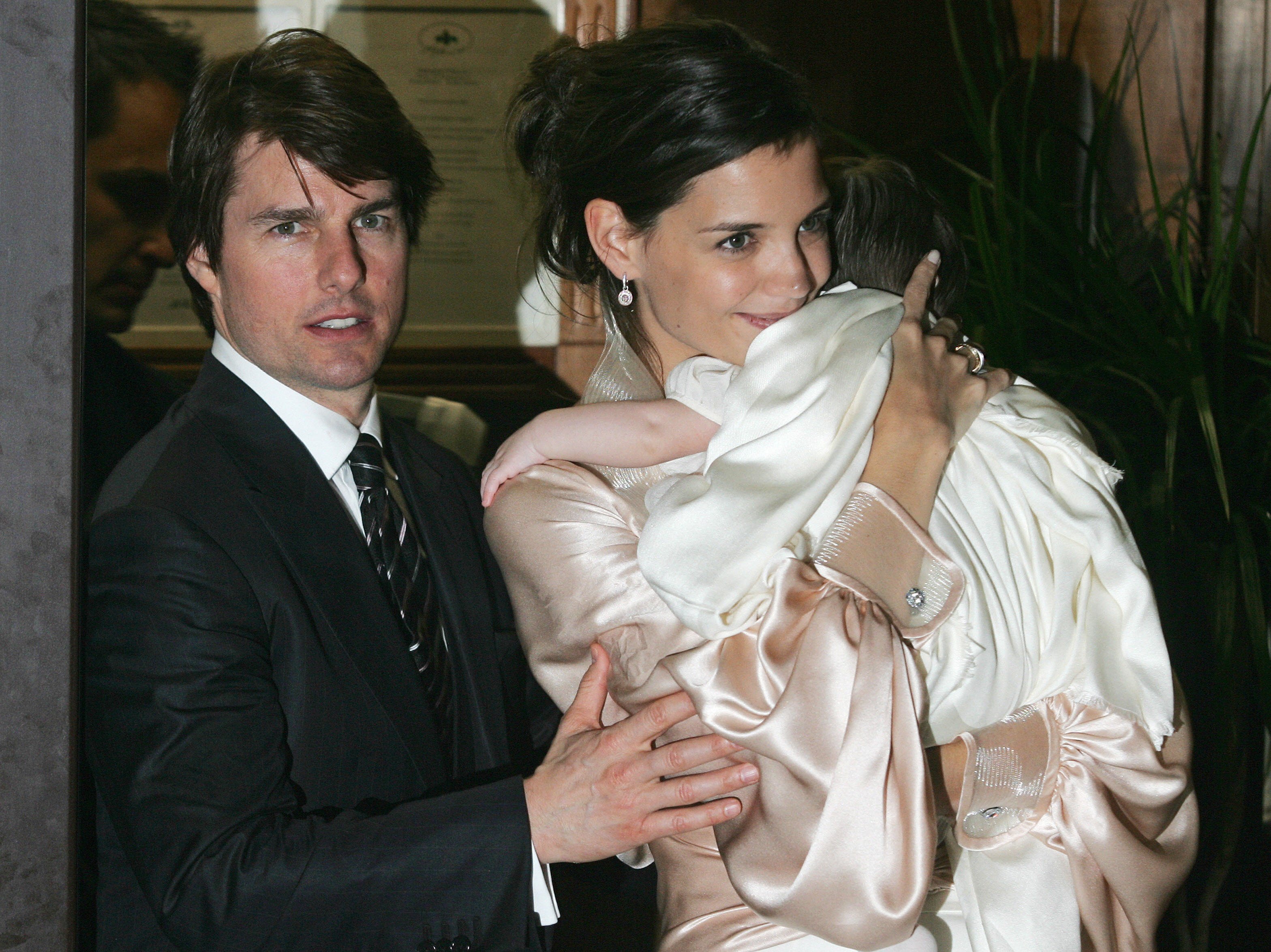 Tom Cruise und Katie Holmes verlassen mit ihrer Tochter Suri ein Restaurant am 17. November 2006 in Rom, Italien. | Quelle: Getty Images