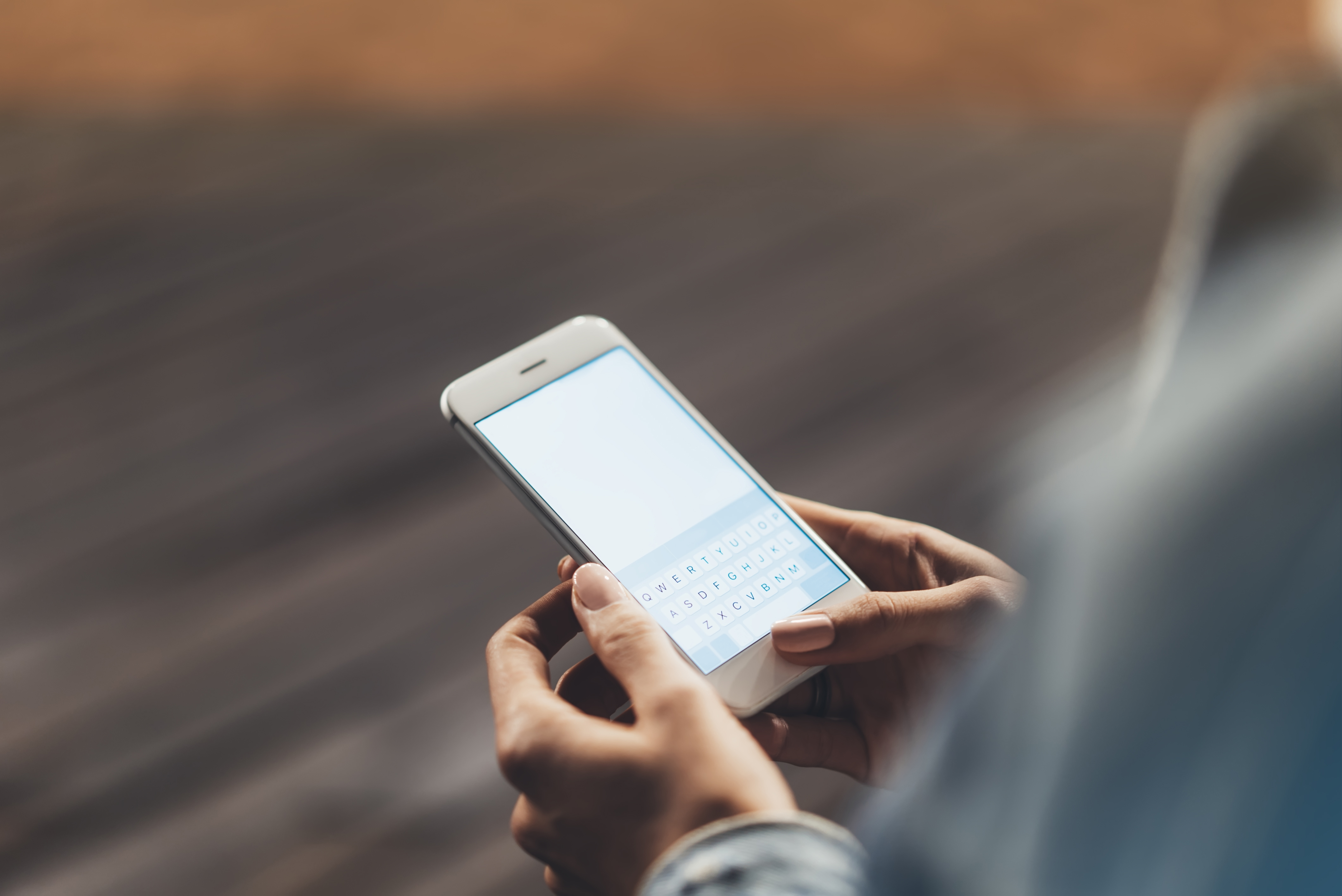 Eine Person, die jemandem eine SMS schreibt | Quelle: Shutterstock
