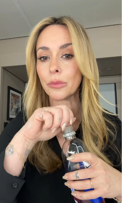 Jennifer Love Hewitt zeigt sich in einem Video mit ihrer blonden Frisur, was die Zuschauer dazu veranlasste, Kommentare zu ihrem Aussehen abzugeben. | Quelle: Instagram/jenniferlovehewitt
