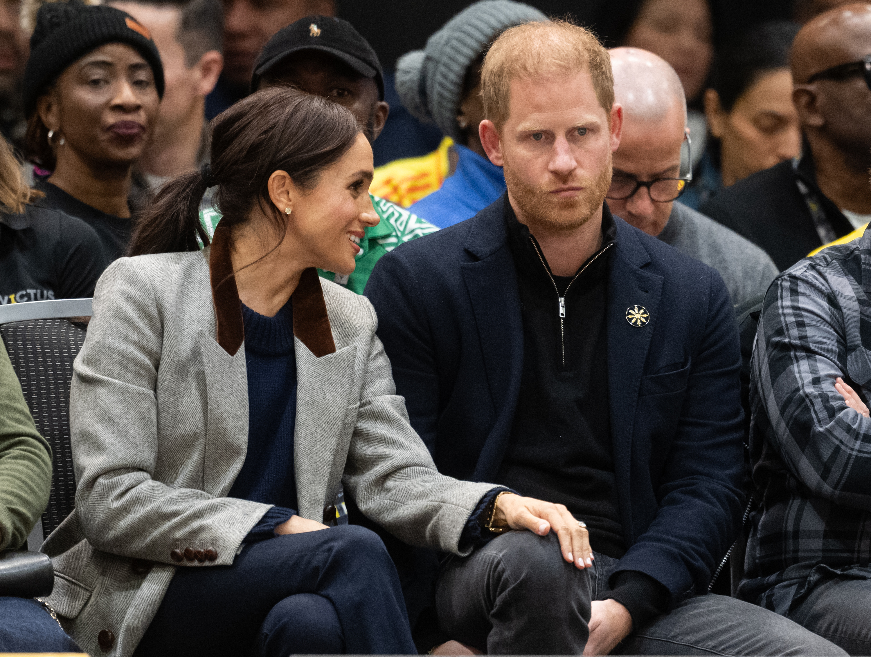 Prinz Harry und Meghan Markle beim Rollstuhlbasketballspiel zwischen den USA und Nigeria am ersten Tag der Invictus Games 2025 im Vancouver Convention Centre am 9. Februar in Vancouver, British Columbia, Kanada. | Quelle: Getty Images