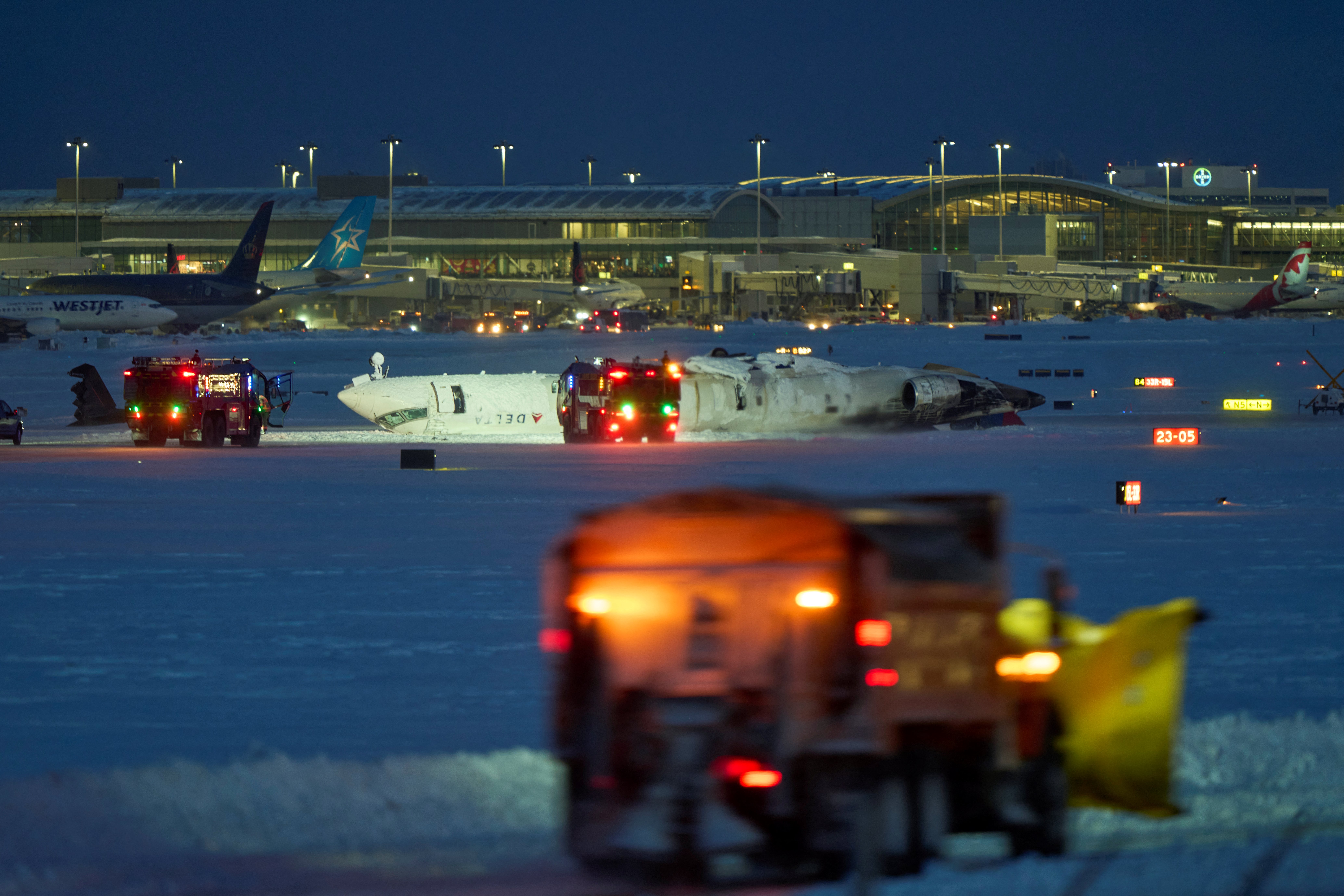 Eine Delta-Airlines-Maschine wird nach dem Absturz bei der Landung auf dem Toronto Pearson Airport in Toronto, Ontario, am 17. Februar 2025 gesehen | Quelle: Getty Images