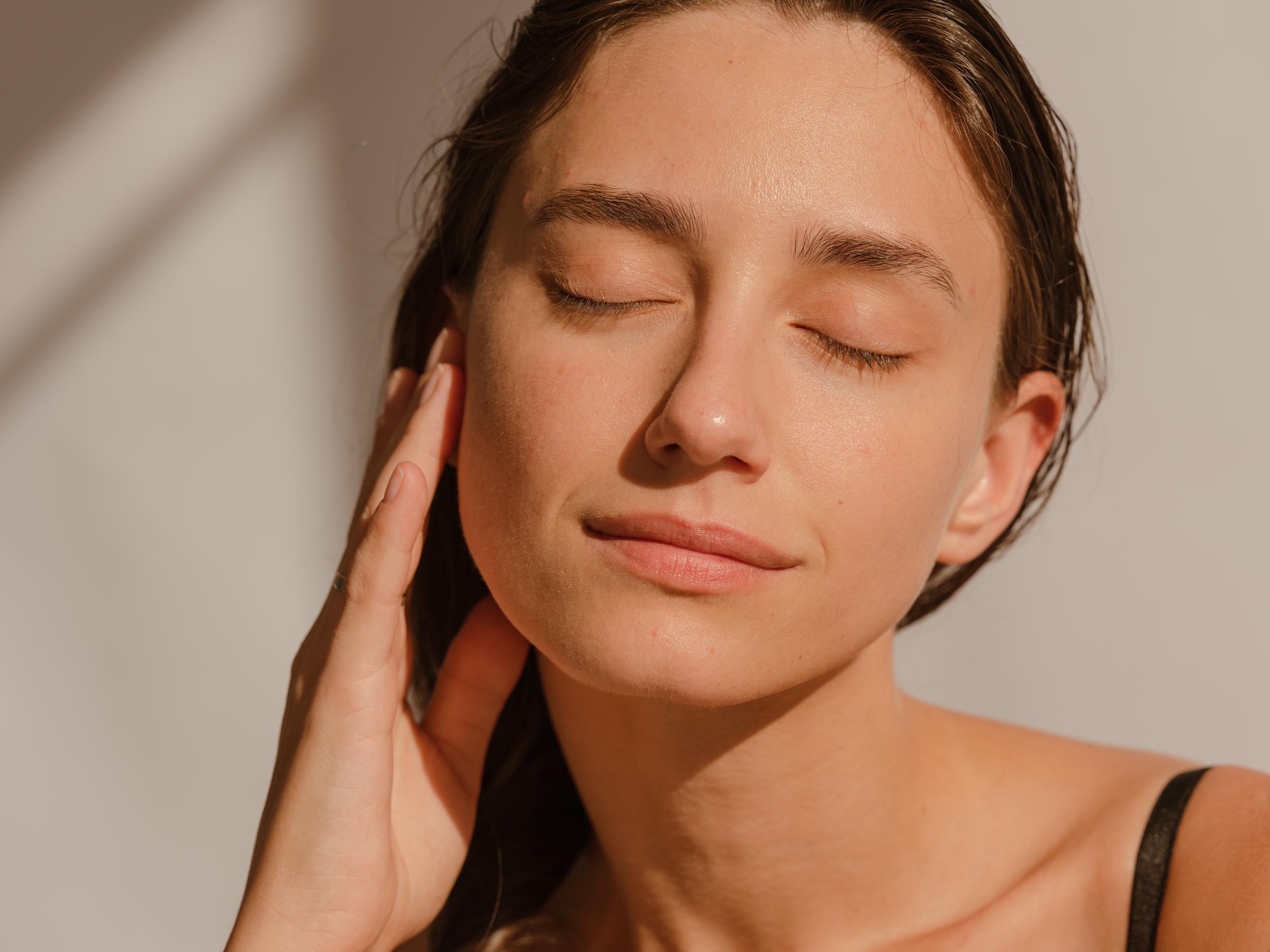 Eine Frau sonnt sich im Sonnenlicht | Quelle: Getty Images