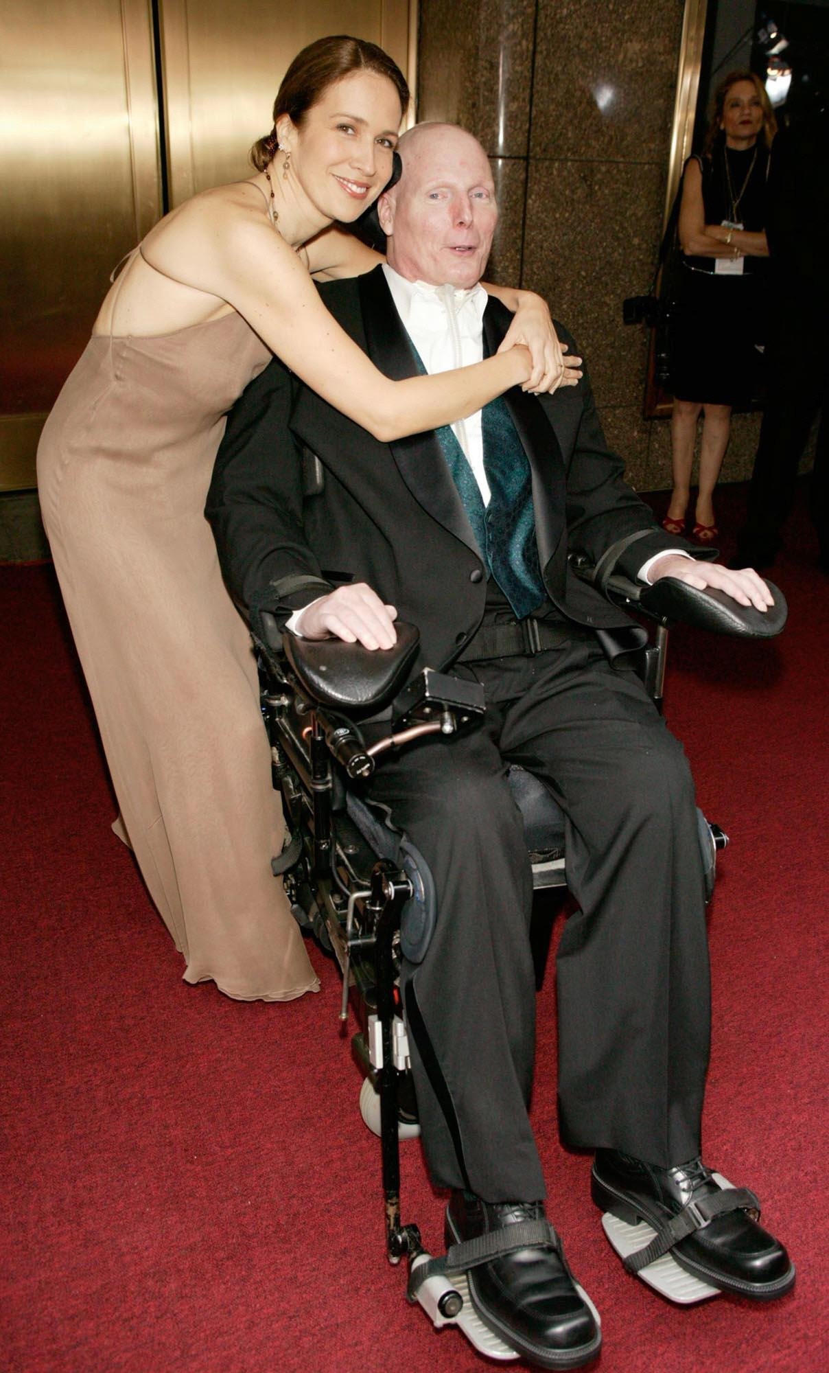 Christopher Reeve und seine Frau Dana kommen für die Tony Awards 2003 in die Radio City Music Hall in New York City | Quelle: Getty Images