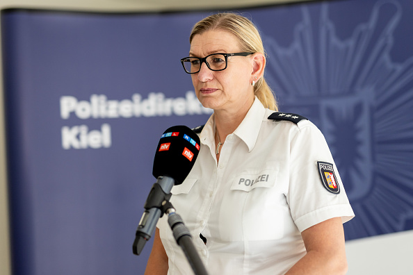 Polizeisprecherin Babette Weiß auf einer Pressekonferenz in Kiel nach dem Fund einer Kinderleiche in Preetz, 6. August 2026. | Quelle: Getty Images