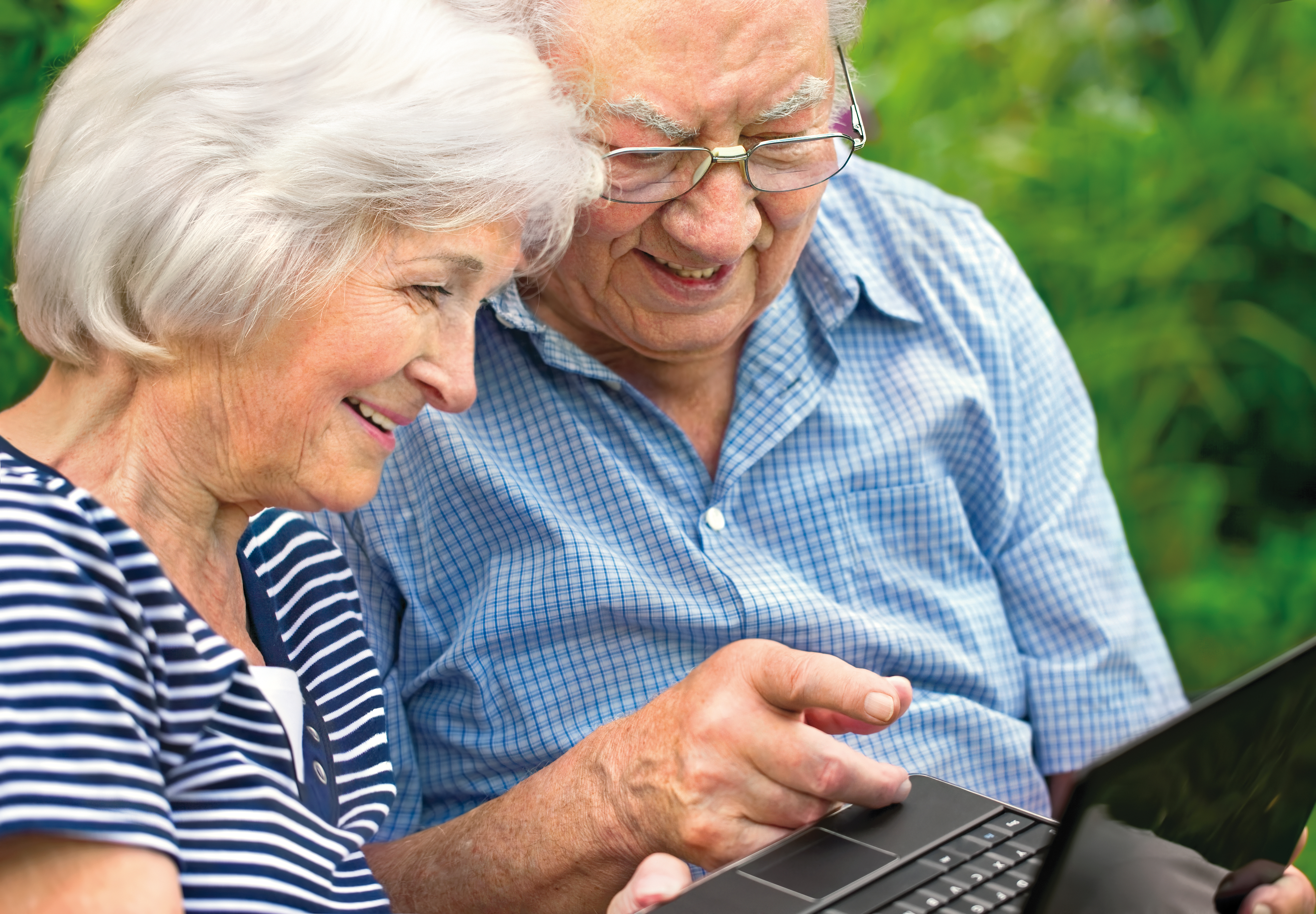Ein älteres Paar bei einem Videogespräch | Quelle: Shutterstock
