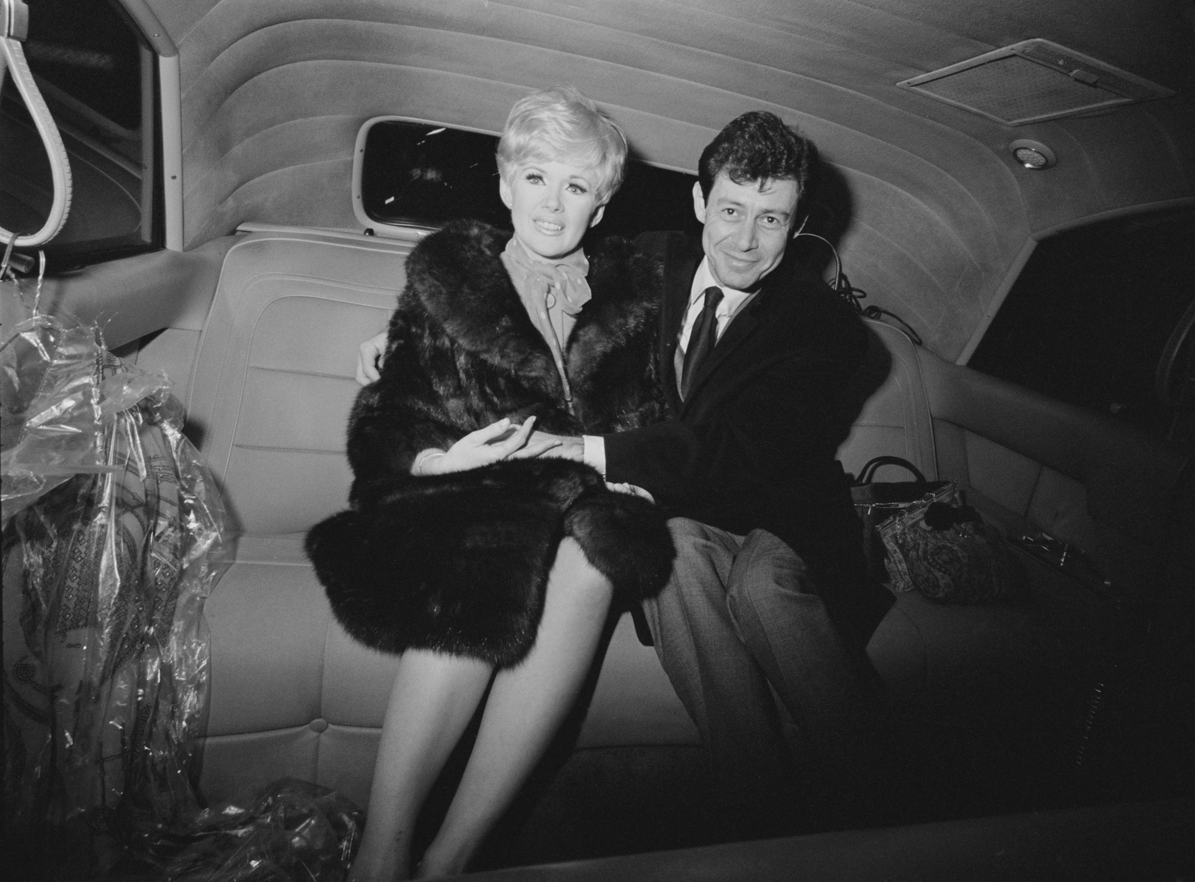 Die Schauspielerin und Eddie Fisher, aufgenommen am 4. Februar 1967 in einem Auto in Großbritannien. | Quelle: Getty Images