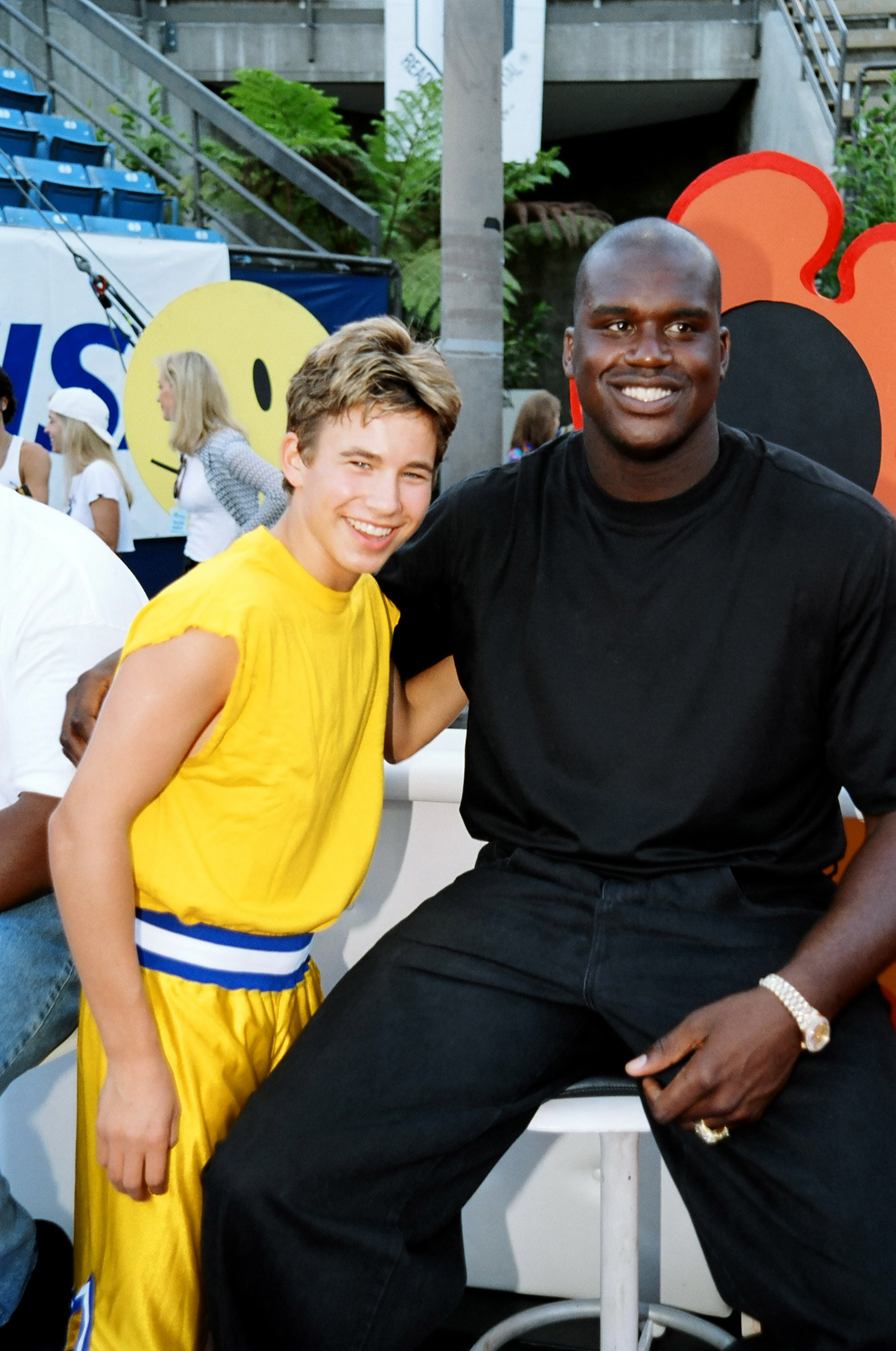 Jonathan Taylor Thomas und Shaquille O'Neal beim „MTV Rock 'n Jock Basketball“ 1997 in Los Angeles | Quelle: Getty Images