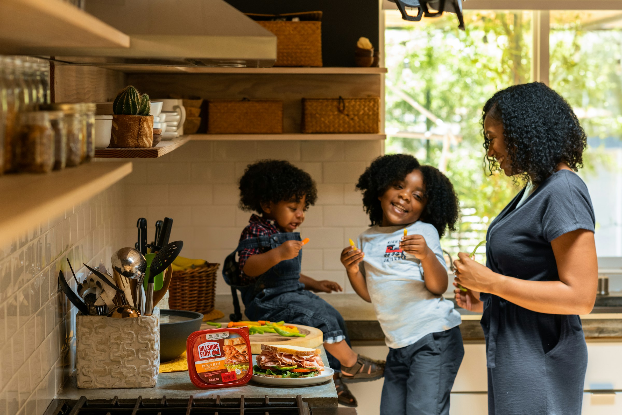 Eine Mutter im Gespräch mit ihren Kindern | Quelle: Unsplash