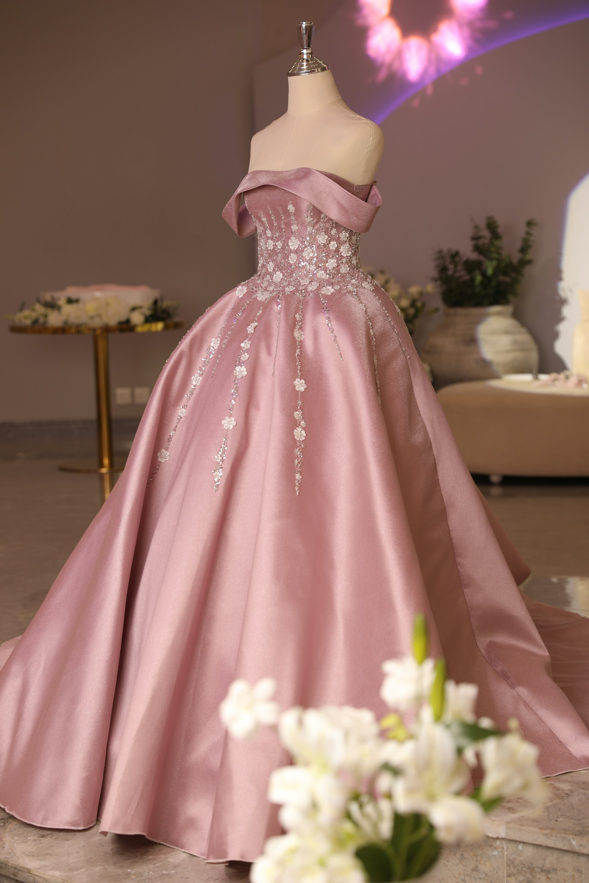 Ein atemberaubendes Kleid auf einer Schaufensterpuppe in einem Geschäft | Quelle: Unsplash