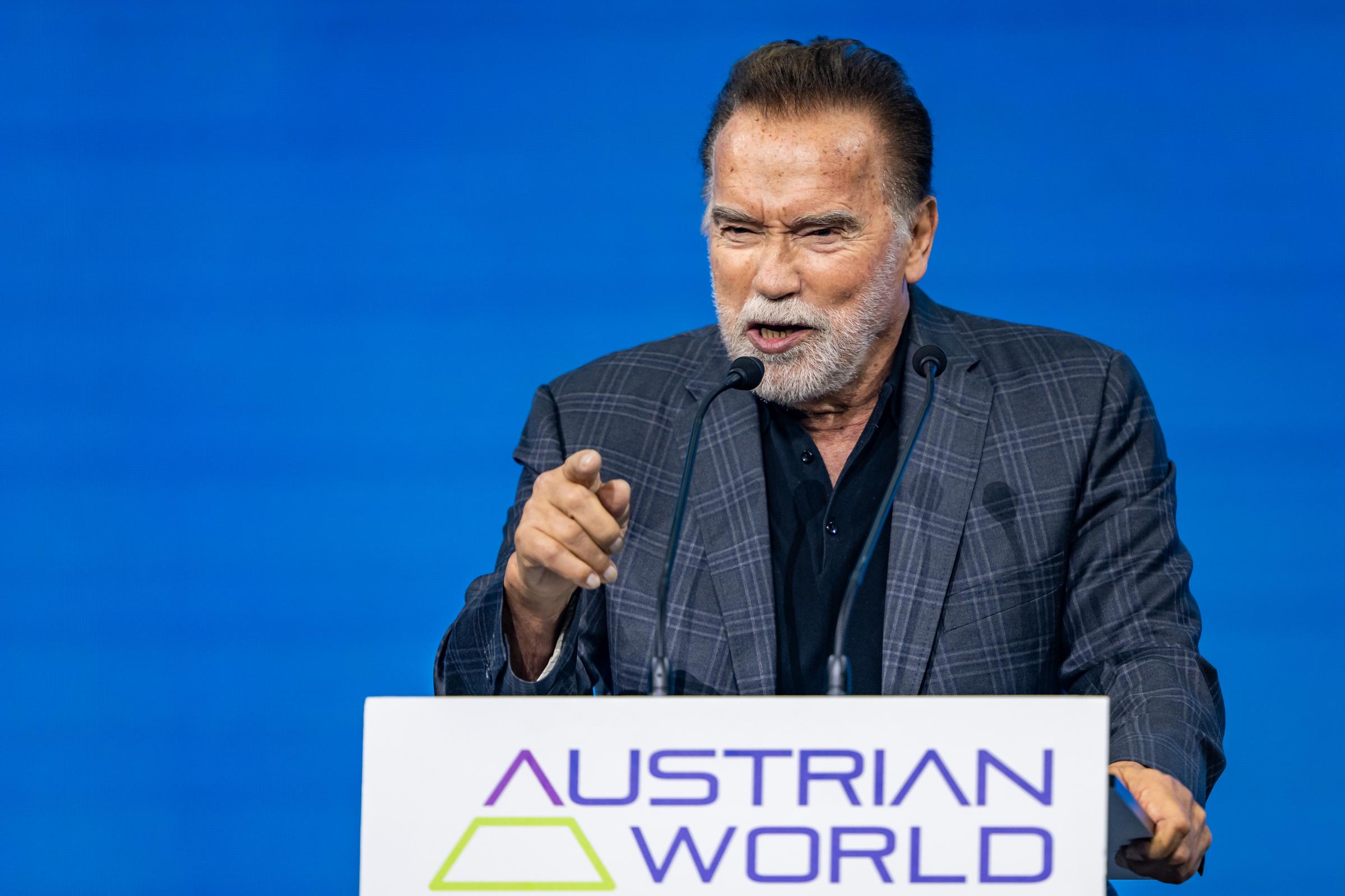 Der Schauspieler sprach in seiner Rede sehr leidenschaftlich. Auf diesem Foto hält Arnold Schwarzenegger am 16. Juni 2026 im Hofburg-Kongresszentrum in Wien, Österreich, seine Grundsatzrede beim Austrian World Summit. | Quelle: Getty Images