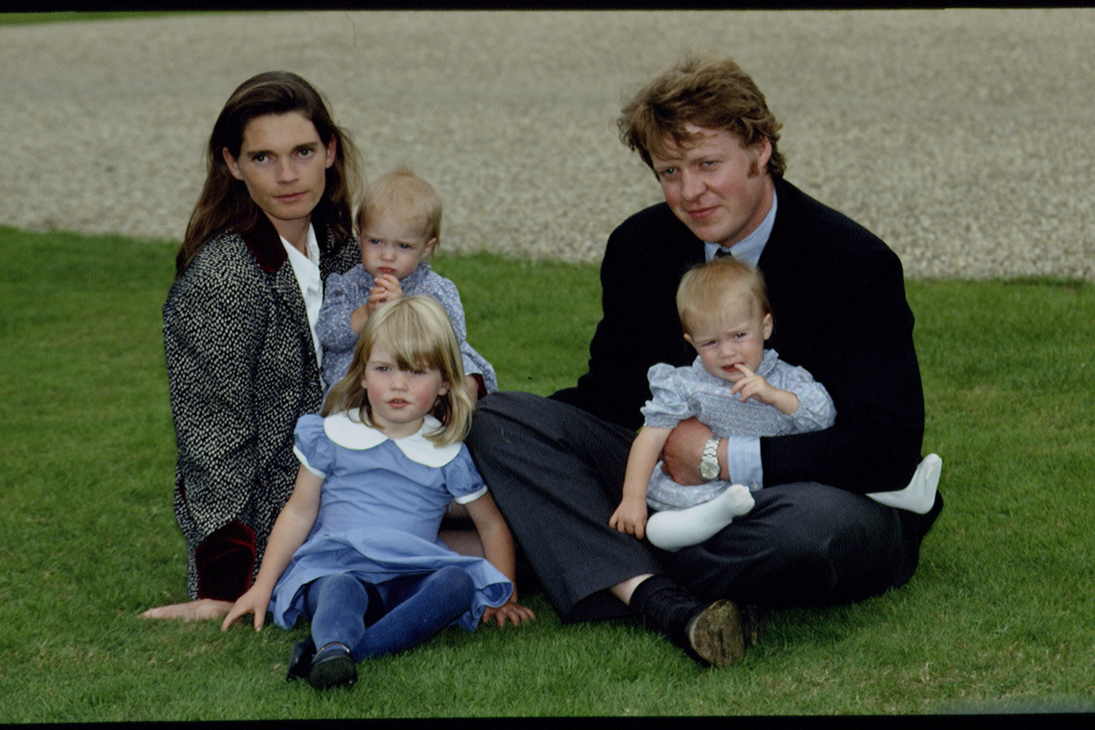 Charles Spencer mit seiner Frau Victoria und den Töchtern Kitty, Eliza und Amelia in seinem Haus in Althorp, Northamptonshire, 1993 | Quelle: Getty Images