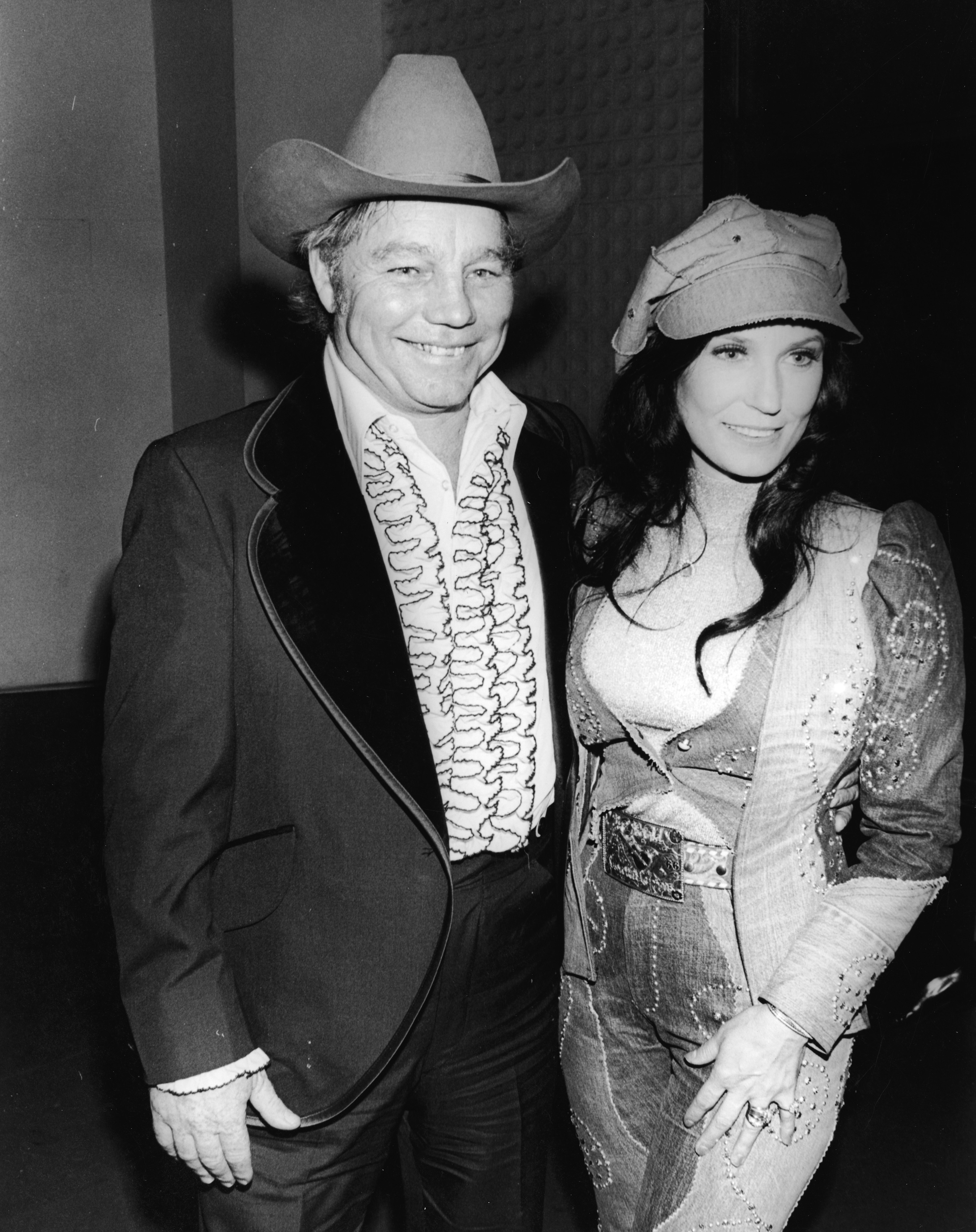 Loretta Lynn und ihr Mann Oliver "Mooney" Lynn bei den Country &amp; Western Music Awards, Hollywood, Kalifornien, 27. Februar 1975 | Quelle: Getty Images