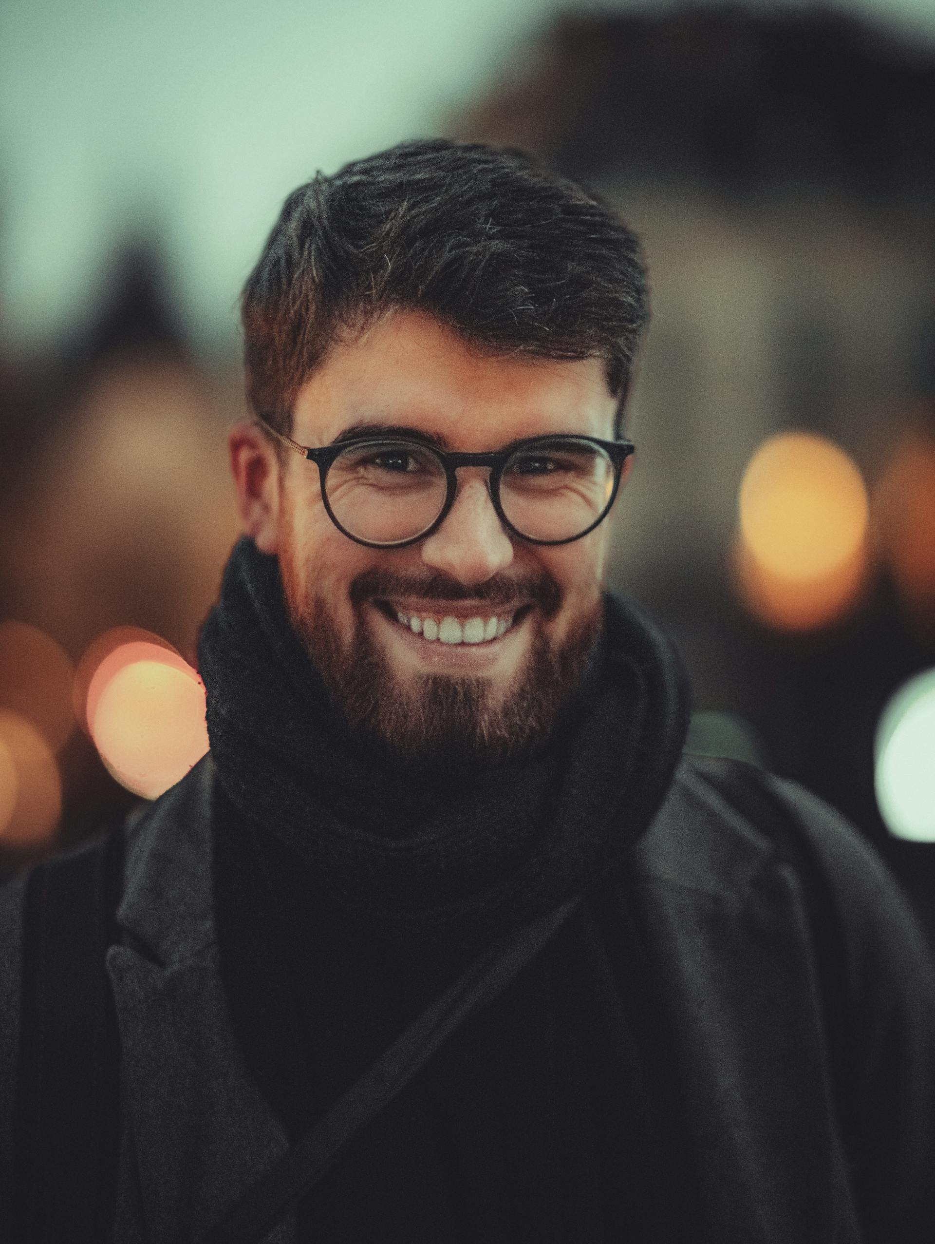 Ein lächelnder Mann mit Brille | Quelle: Pexels