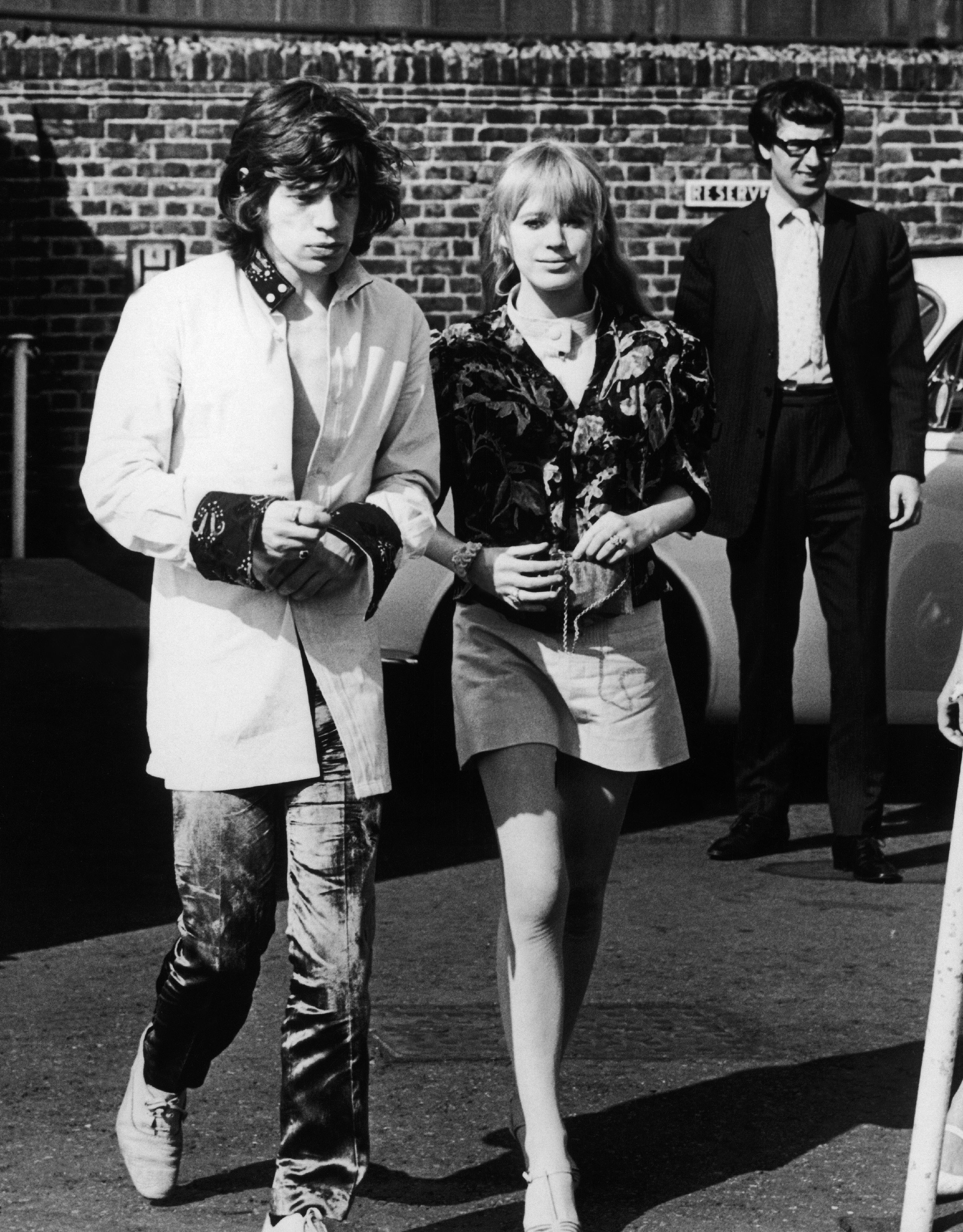 Mick Jagger und Marianne Faithfull am 31. Juli 1967 am Flughafen Battersea in England. | Quelle: Getty Images