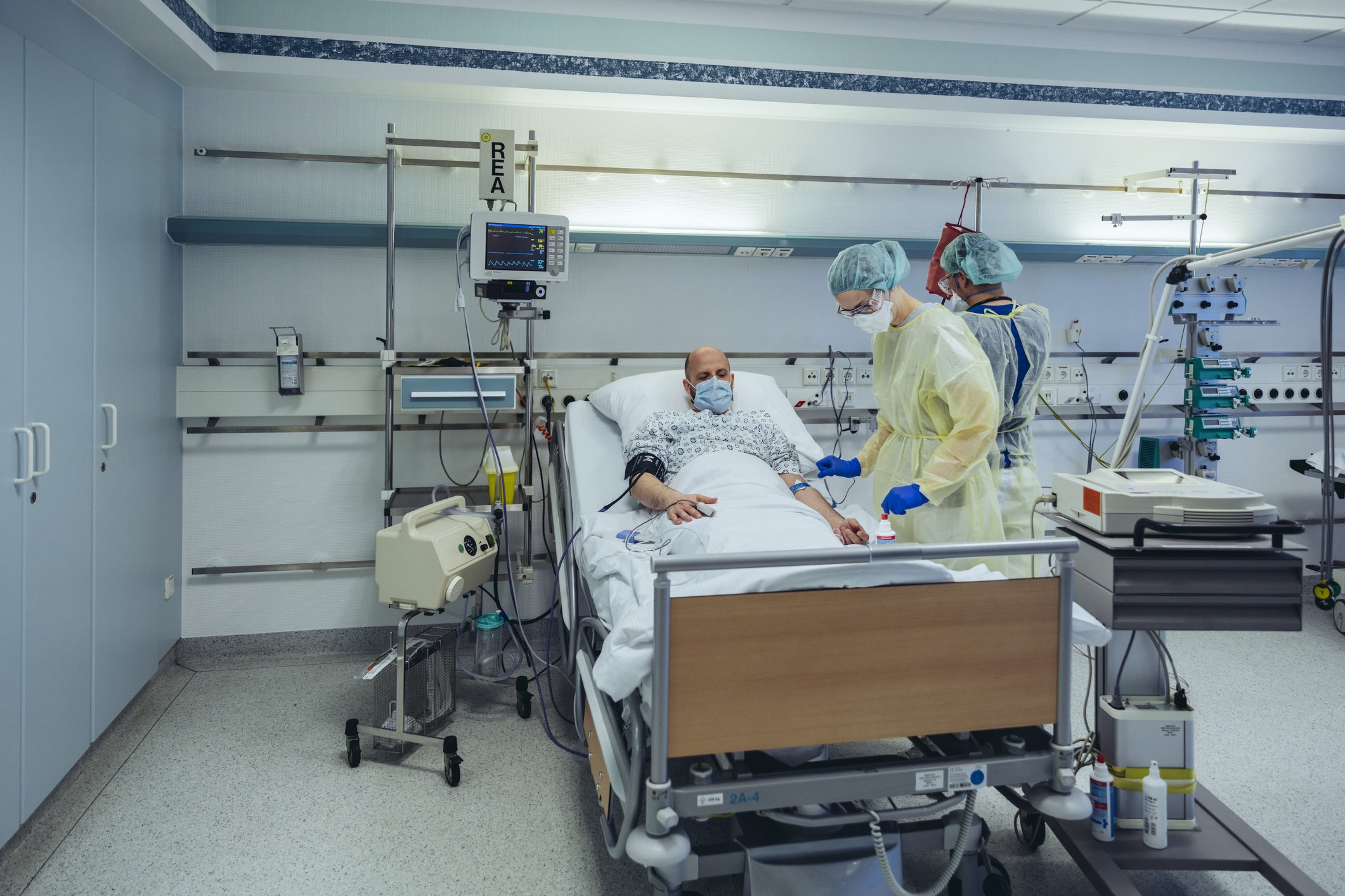 Ärzte, die Patienten in der Notaufnahme eines Krankenhauses betreuen und Blutproben entnehmen I Quelle: Getty Images