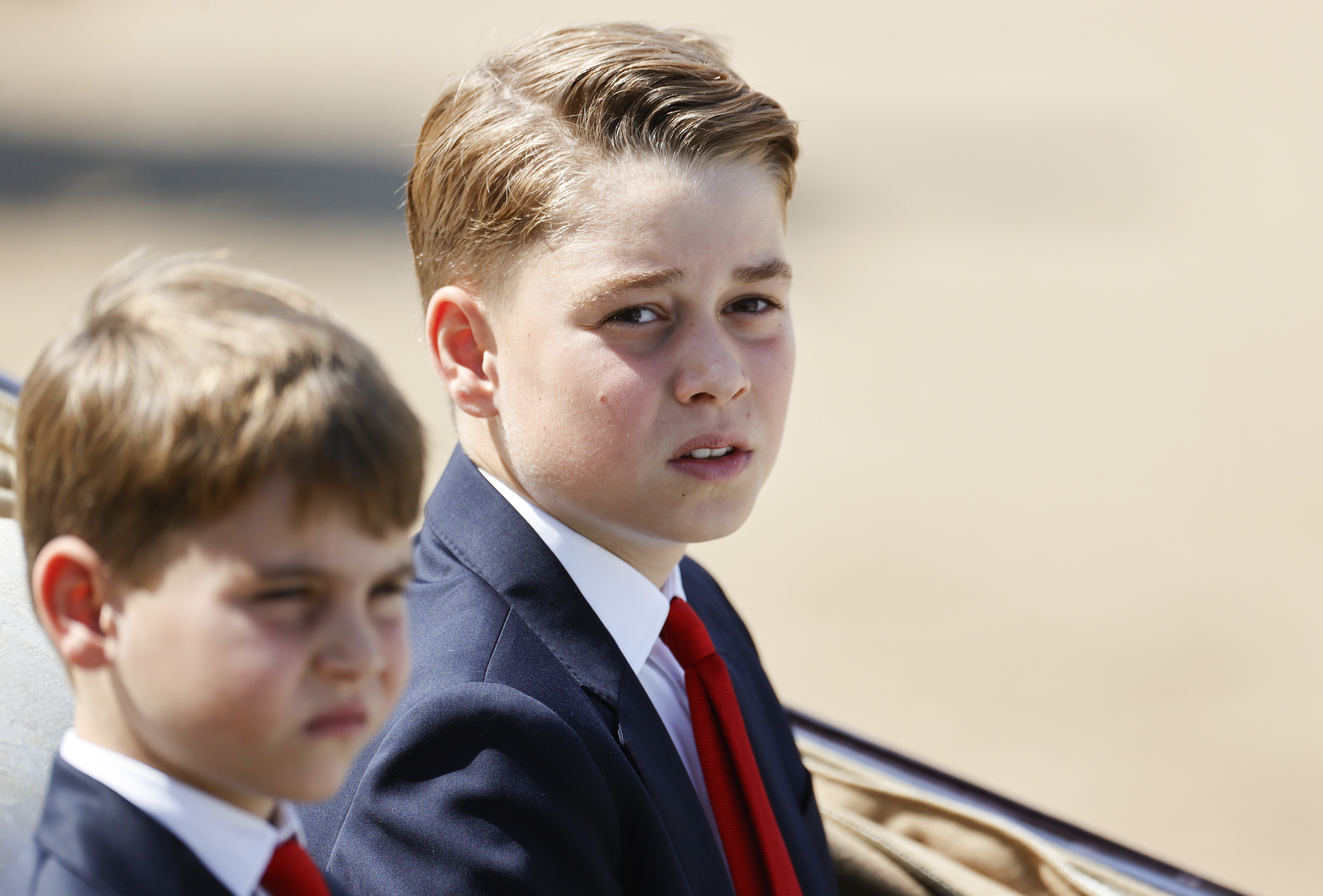 Mit 11 Jahren nahm George am 14. Juni an der „Trooping the Colour“-Parade teil und erschien dabei in einem dunklen Anzug und einer roten Krawatte. Da sein 12. Geburtstag nur noch wenige Wochen entfernt war, zeigt das Foto, wie nah er schon an den Teenagerjahren war, die einen weiteren wichtigen Meilenstein mit sich bringen würden: seinen ersten Tag in Eton im Jahr 2026.