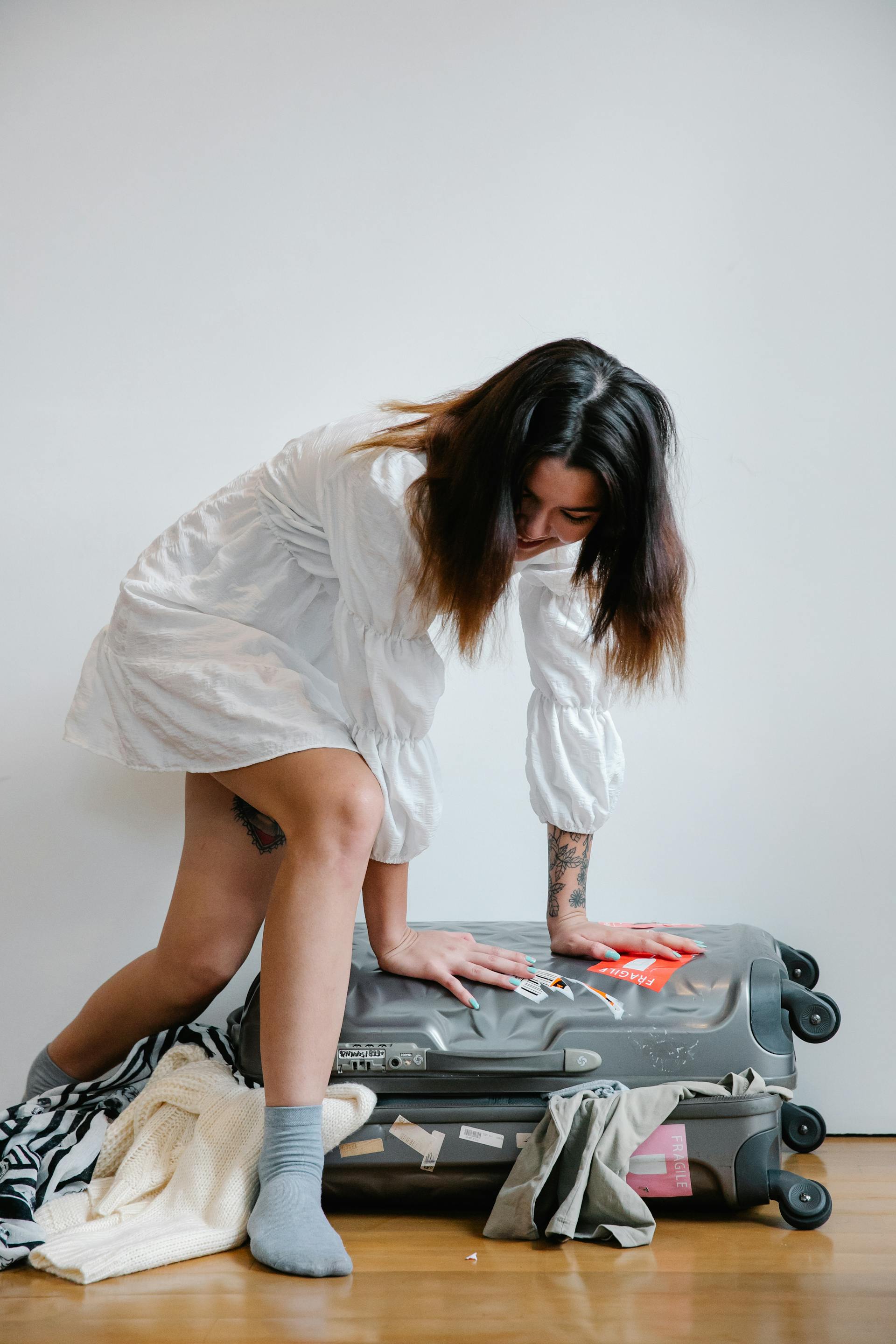 Eine Frau beim Kofferpacken | Quelle: Pexels