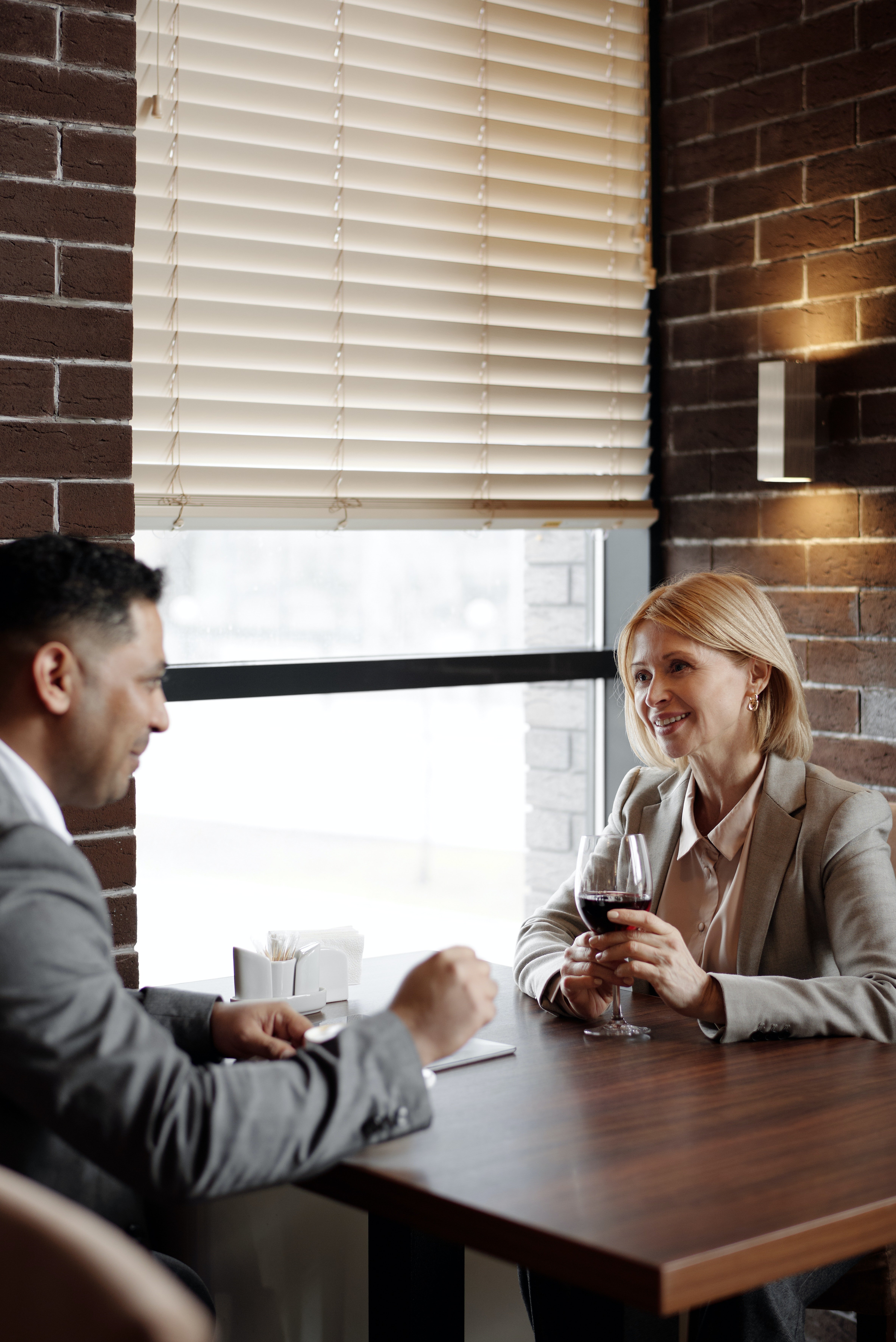 Linda hatte ein Date mit Jose in einem Cafe | Quelle: Pexels