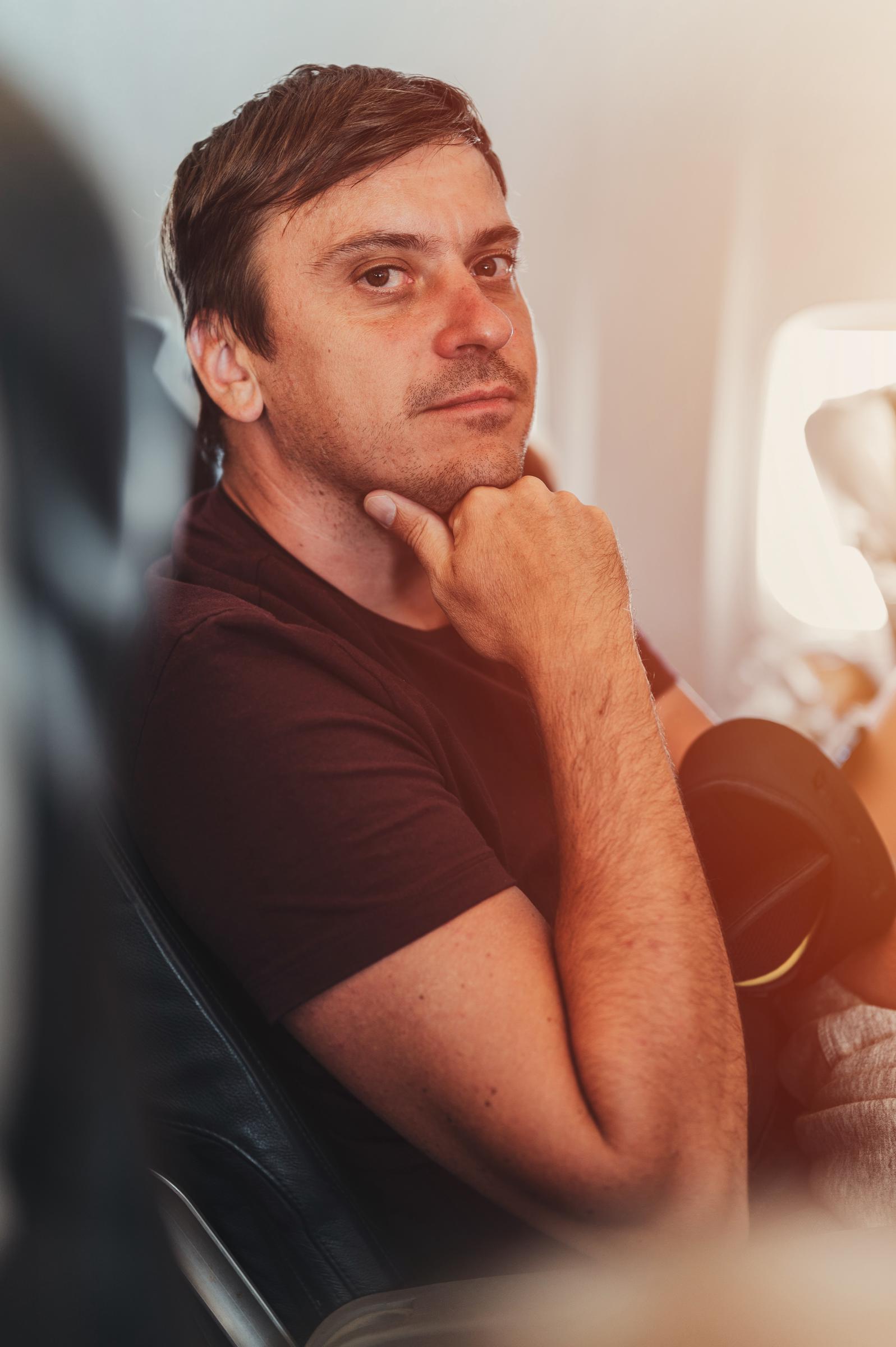 Aufmerksamer Mann | Quelle: Shutterstock