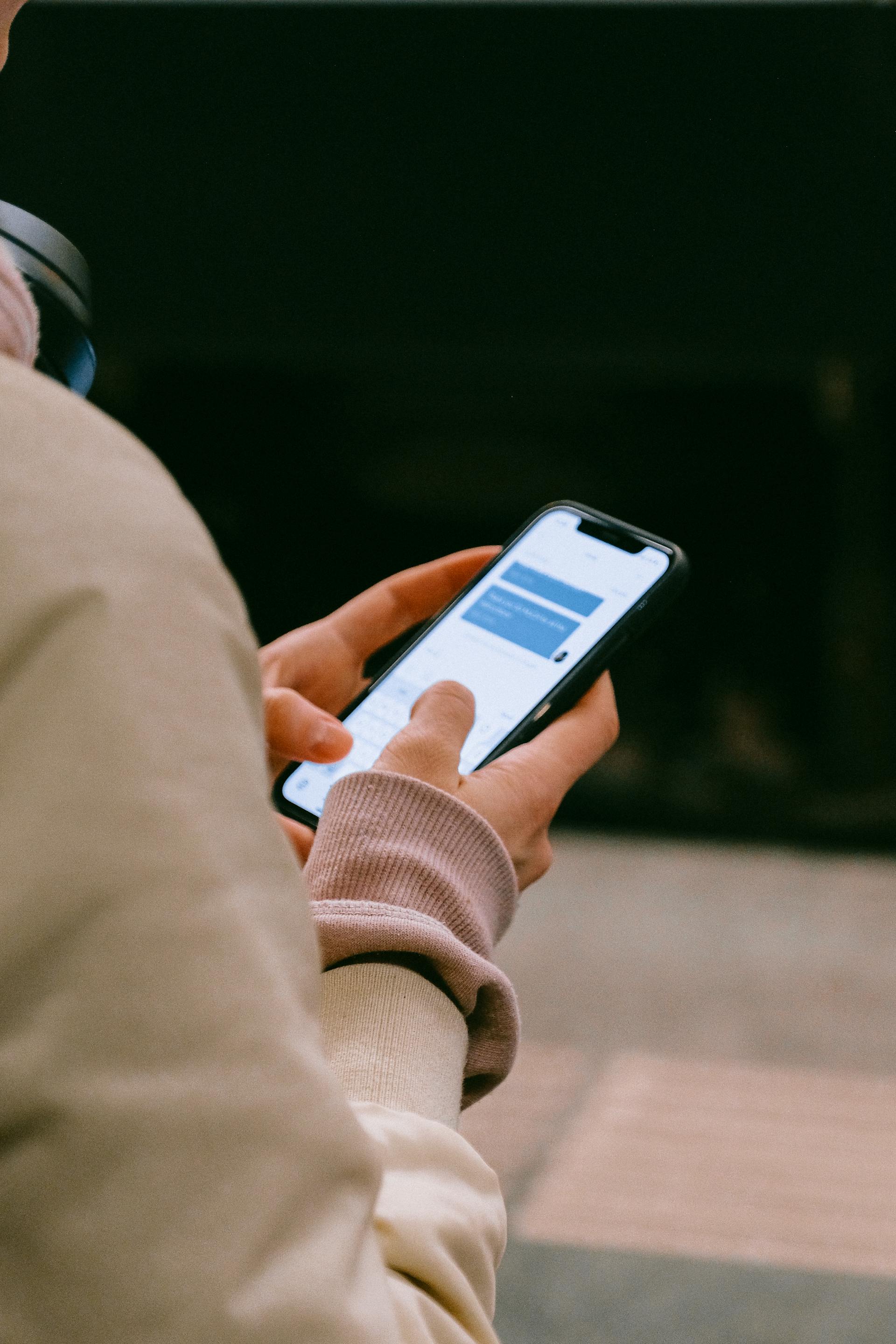 Eine Person, die eine SMS schreibt | Quelle: Pexels