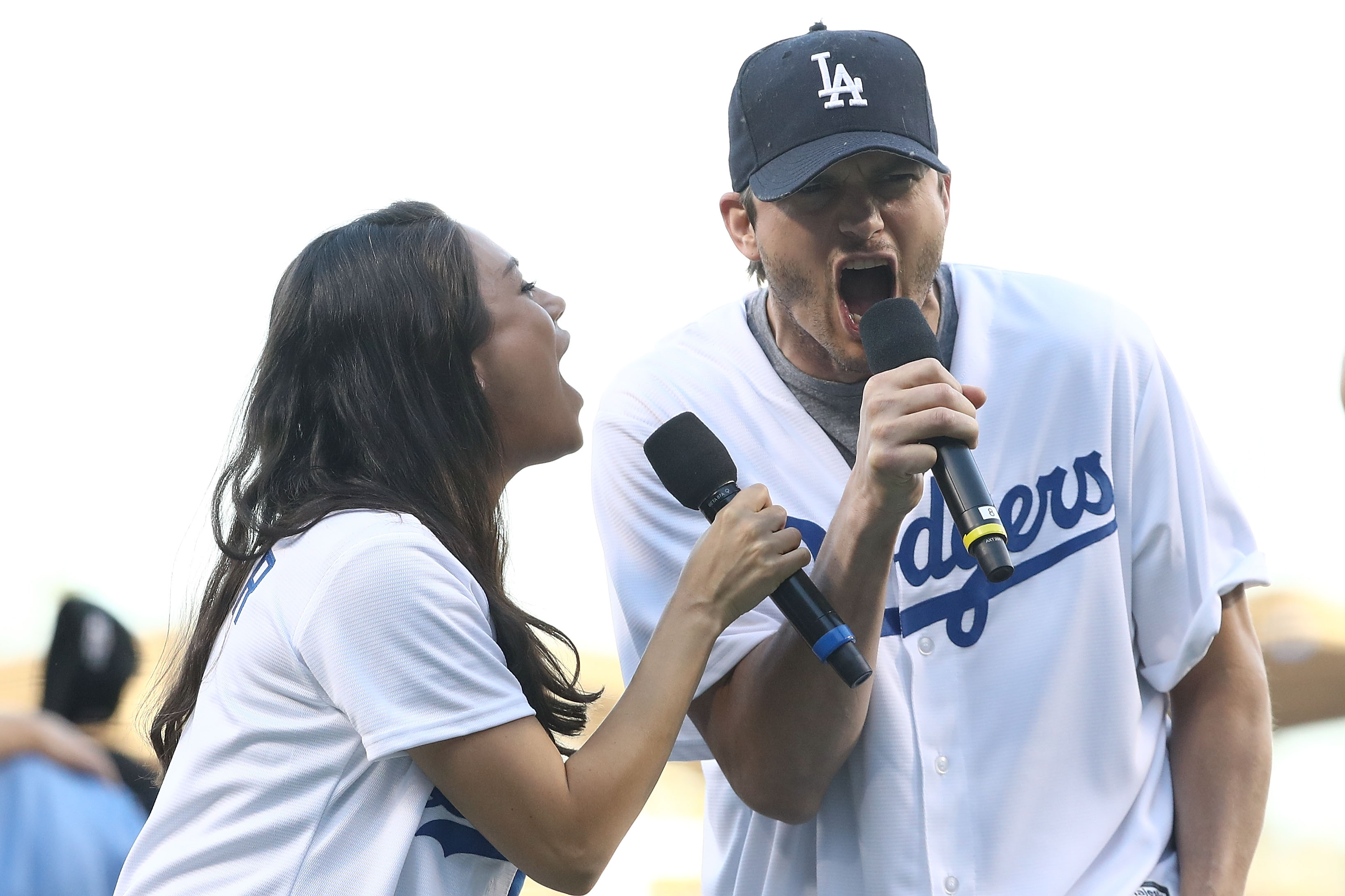 Mila Kunis und Ashton Kutcher verkünden die Startaufstellung der Los Angeles Dodgers vor dem Spiel 4 der NLCS zwischen den Chicago Cubs und den Los Angeles Dodgers am 19. Oktober 2016 | Quelle: Getty Images