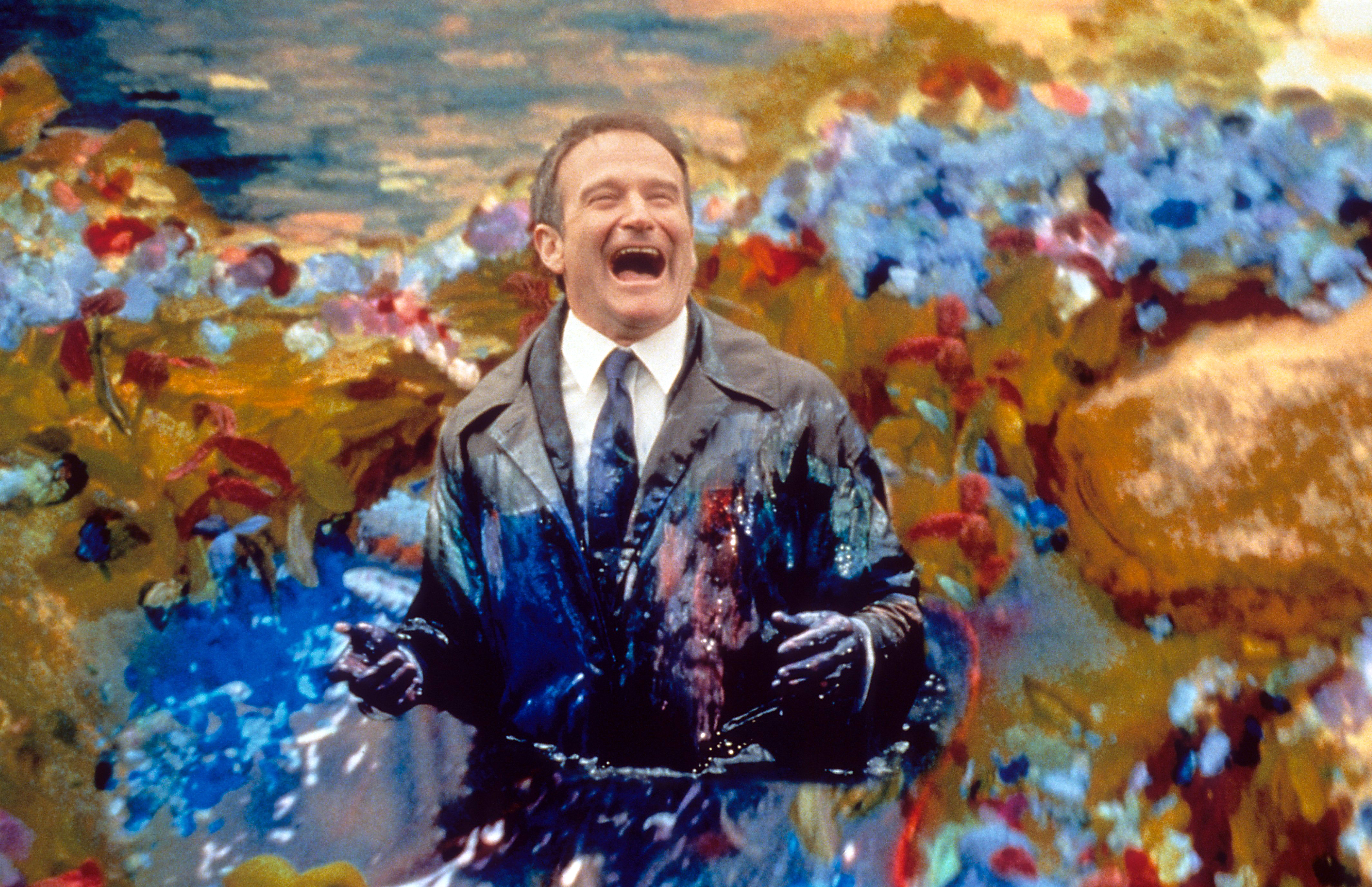 Robin Williams ist in einer Szene aus dem Film "What Dreams May Come" von 1998 mit Farbe bedeckt | Quelle: Getty Images