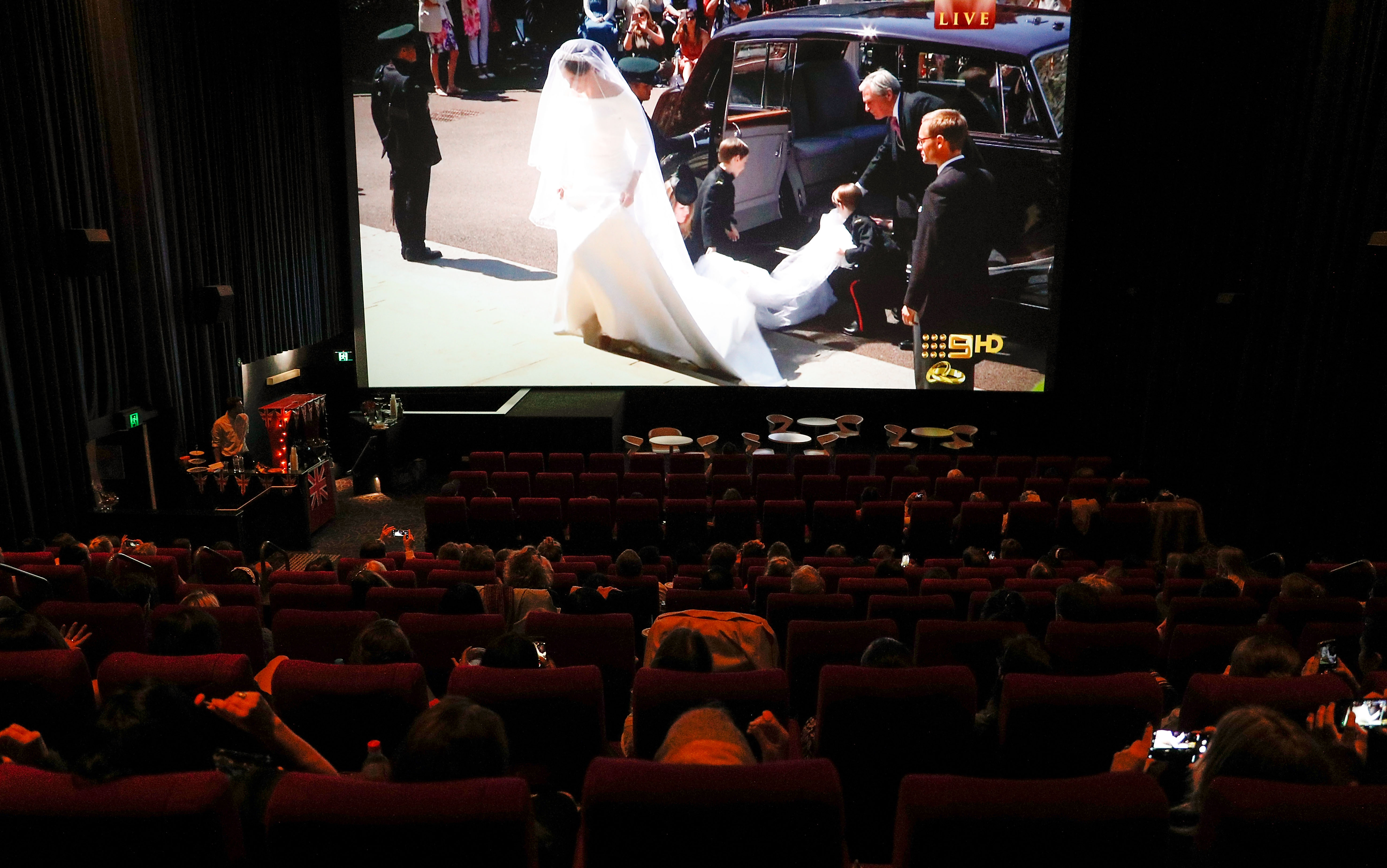 Die königliche Hochzeit wurde live in Kinos in ganz Australien übertragen, wo sich das Publikum versammelte, um Meghans Ankunft auf Großbildschirmen zu verfolgen. Der australische Sender Nine Network übertrug die Zeremonie, sodass Zuschauer, die Tausende von Meilen von Windsor entfernt waren, diesen historischen Tag in Echtzeit mitverfolgen konnten. | Quelle: Getty Images