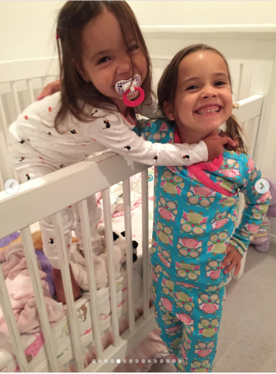 So wird aus einer ganz gewöhnlichen Szene vor dem Schlafengehen ein Momentaufnahme ihrer Beziehung. Mabel und Fiona genießen einen liebevollen Moment in ihrem Kinderzimmer: Fiona beugt sich in ihrem weißen Schlafanzug und mit einem Schnuller über das weiße Kinderbett, während Mabel neben ihr in einem hellblauen, gemusterten Schlafanzug lächelt. Die Schwestern wirken zusammen völlig entspannt und geben einen süßen Einblick in ihre Verbundenheit während ihrer Kindheit. | Quelle: Instagram/mabellowe_