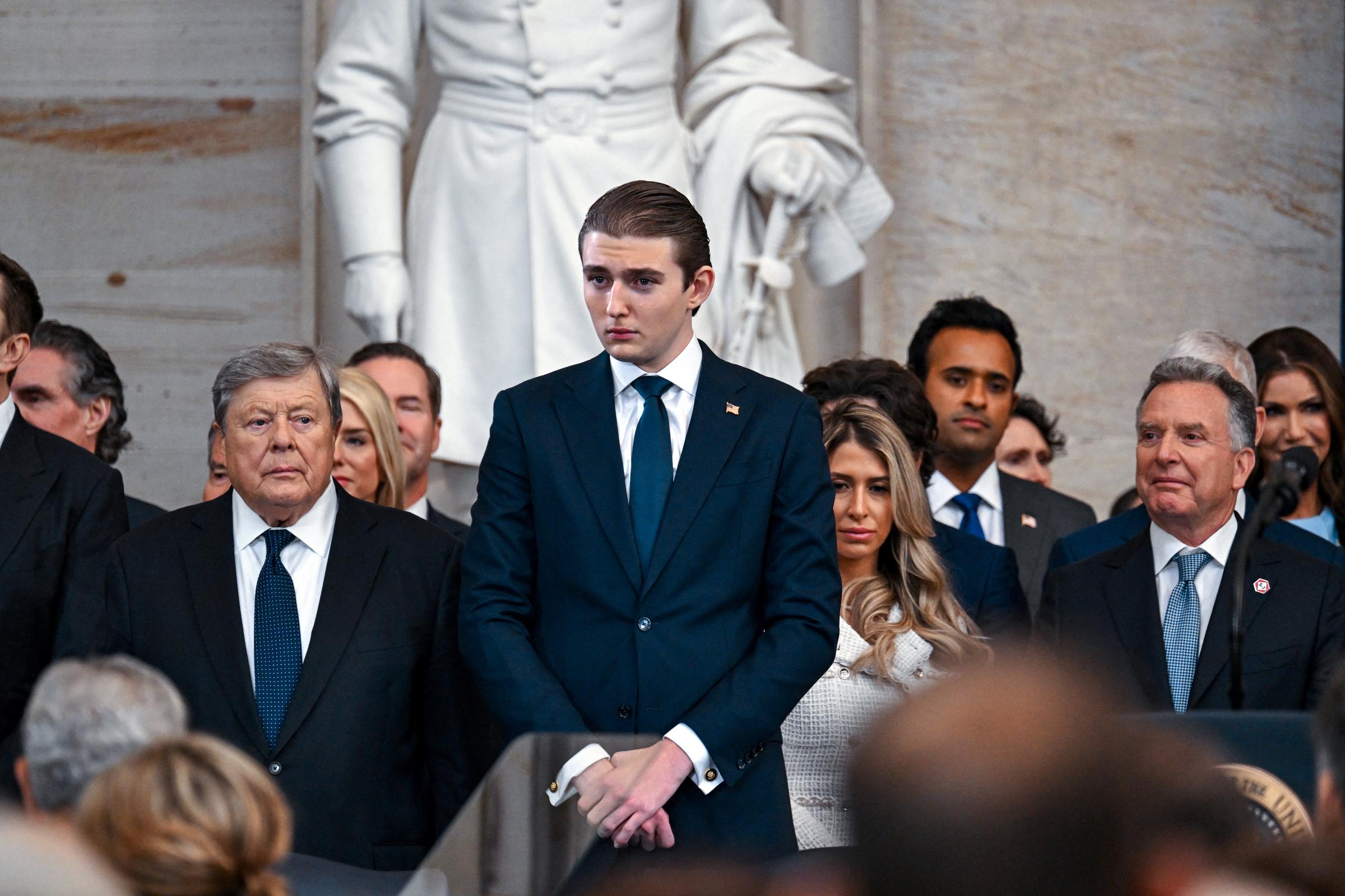 Barron Trump und sein Großvater Viktor Knavs kommen zur Amtseinführung von Donald Trump als 47. Präsident der Vereinigten Staaten in der Rotunde des US-Kapitols in Washington, DC, am 20. Januar 2025 | Quelle: Getty Images