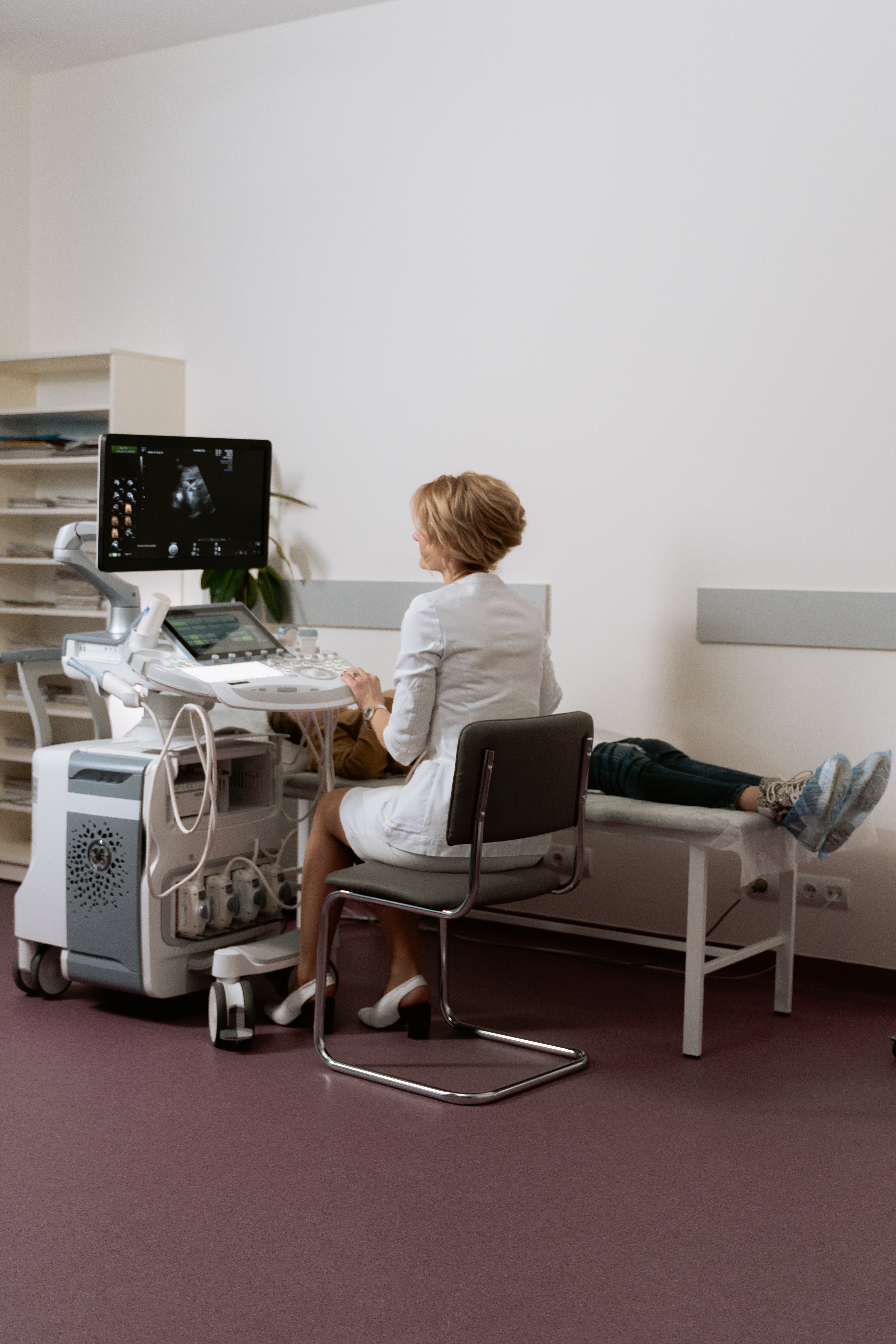 Eine Frau bei einer Ultraschalluntersuchung | Quelle: Pexels