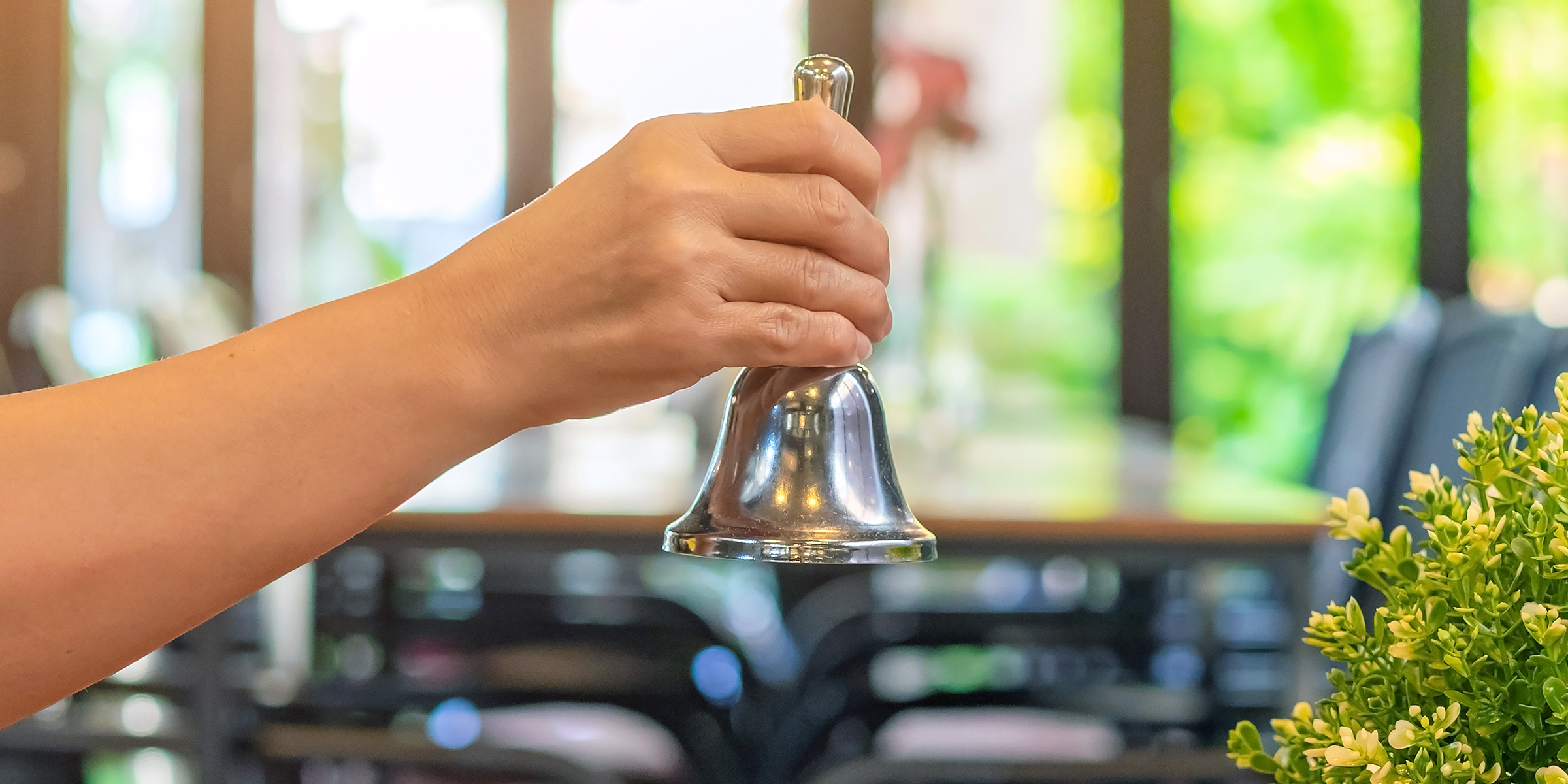 Frau läutet eine Glocke in einem Restaurant | Quelle: Shutterstock