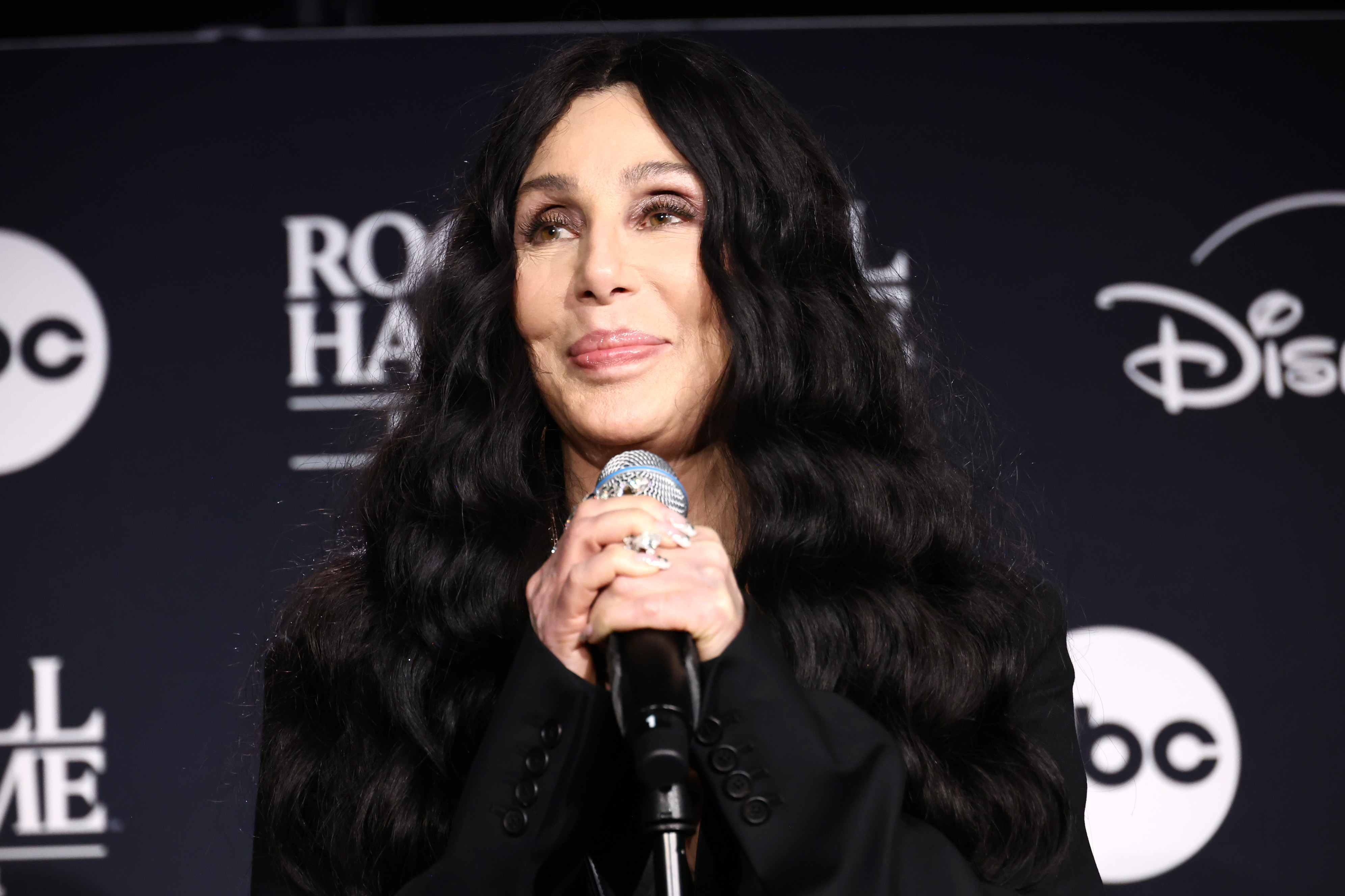 Cher spricht im Presseraum während der 2024 Rock &amp; Roll Hall Of Fame Induction Ceremony in Cleveland, Ohio, am 19. Oktober 2024 | Quelle: Getty Images