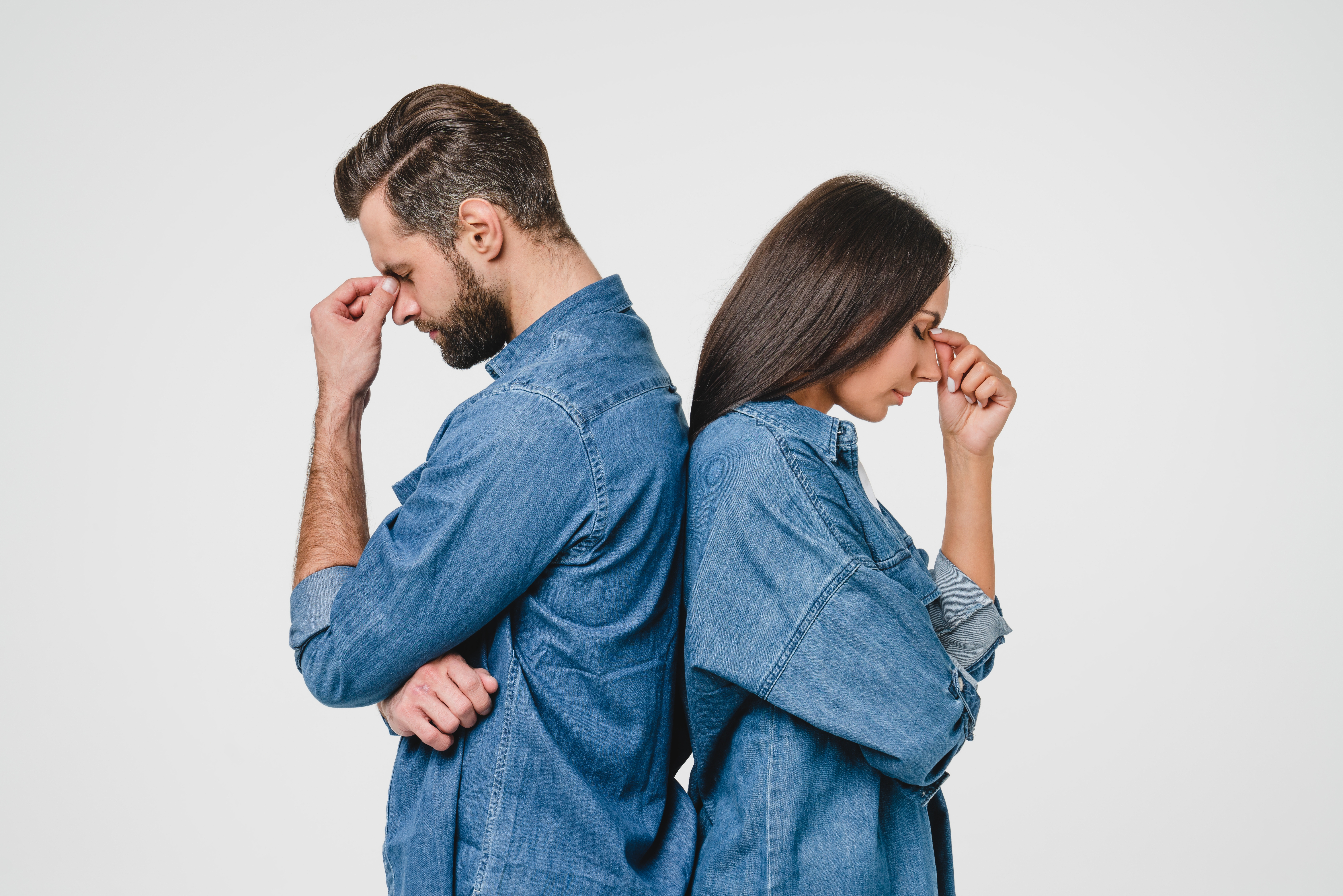 Verärgerter Mann und Frau stehen Rücken an Rücken | Quelle: Shutterstock