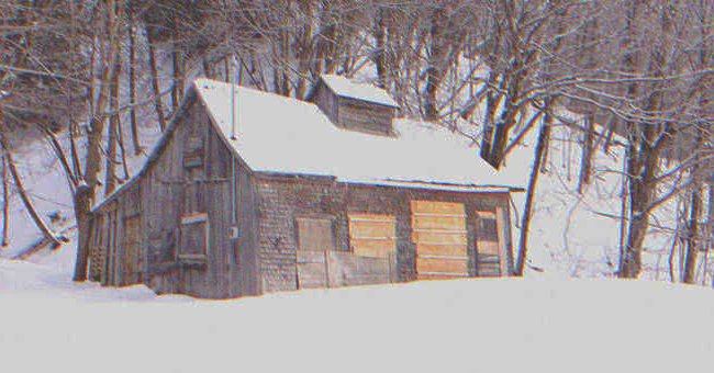 John landete während eines Schneesturms in einer alten Hütte | Quelle: Shutterstock