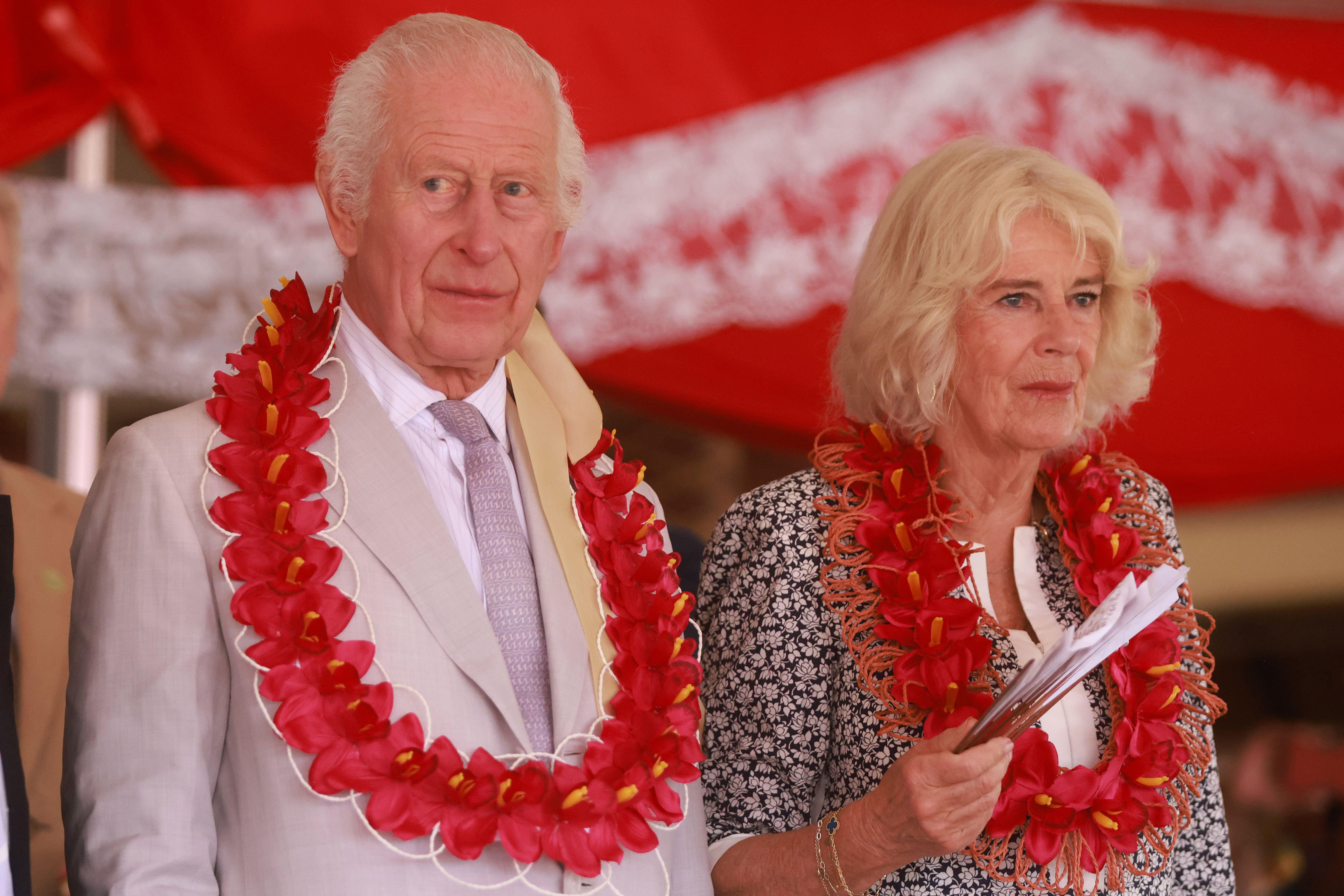 König Charles III. und Königin Camilla bei der Abschiedszeremonie während ihrer königlichen Reise nach Australien und Samoa in Apia, Samoa am 26. Oktober 2024 | Quelle: Getty Images