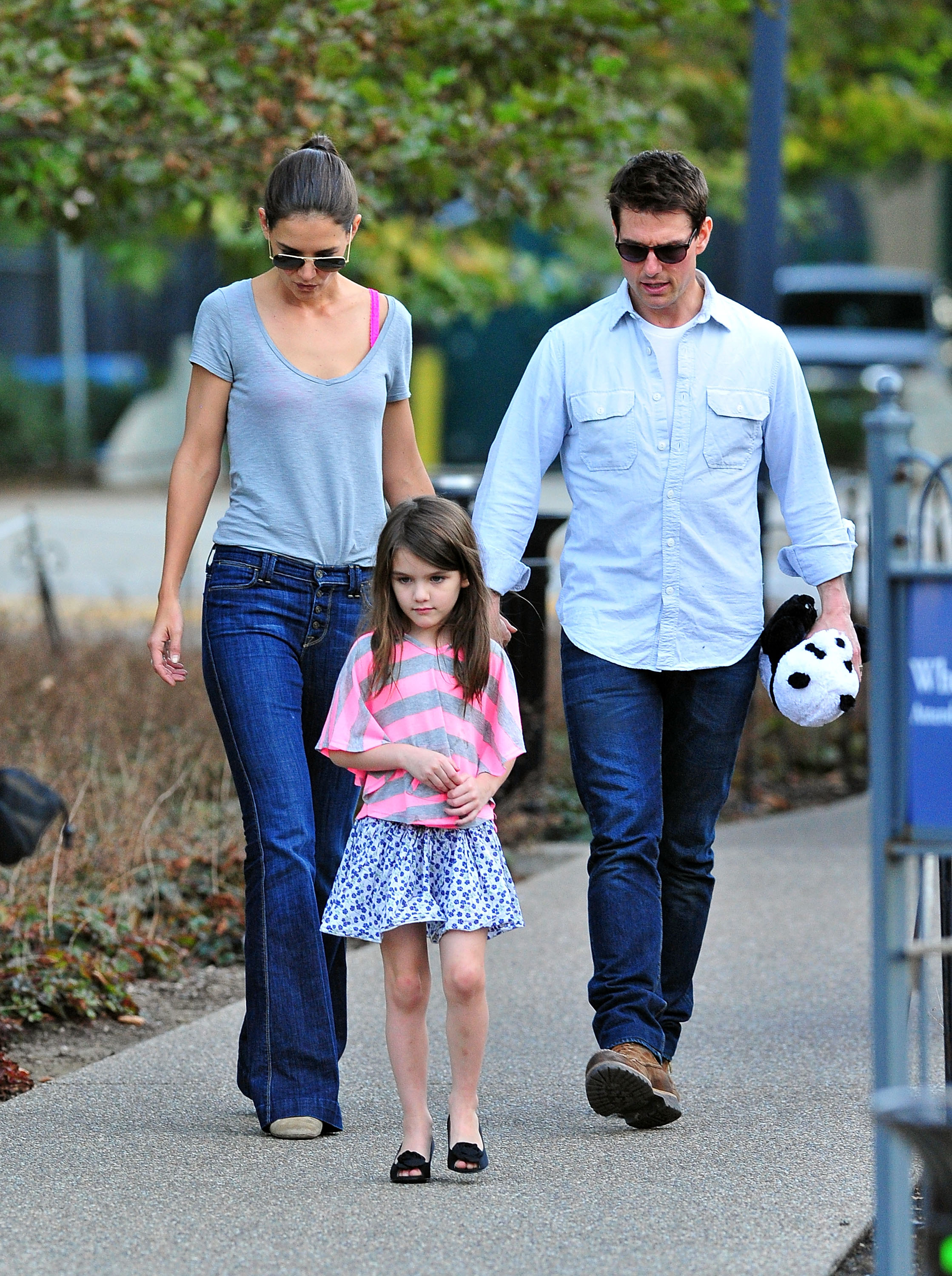 Tom Cruise und Katie Holmes mit ihrer Tochter Suri in Pittsburgh, Pennsylvania im Jahr 2011. | Quelle: Getty Images