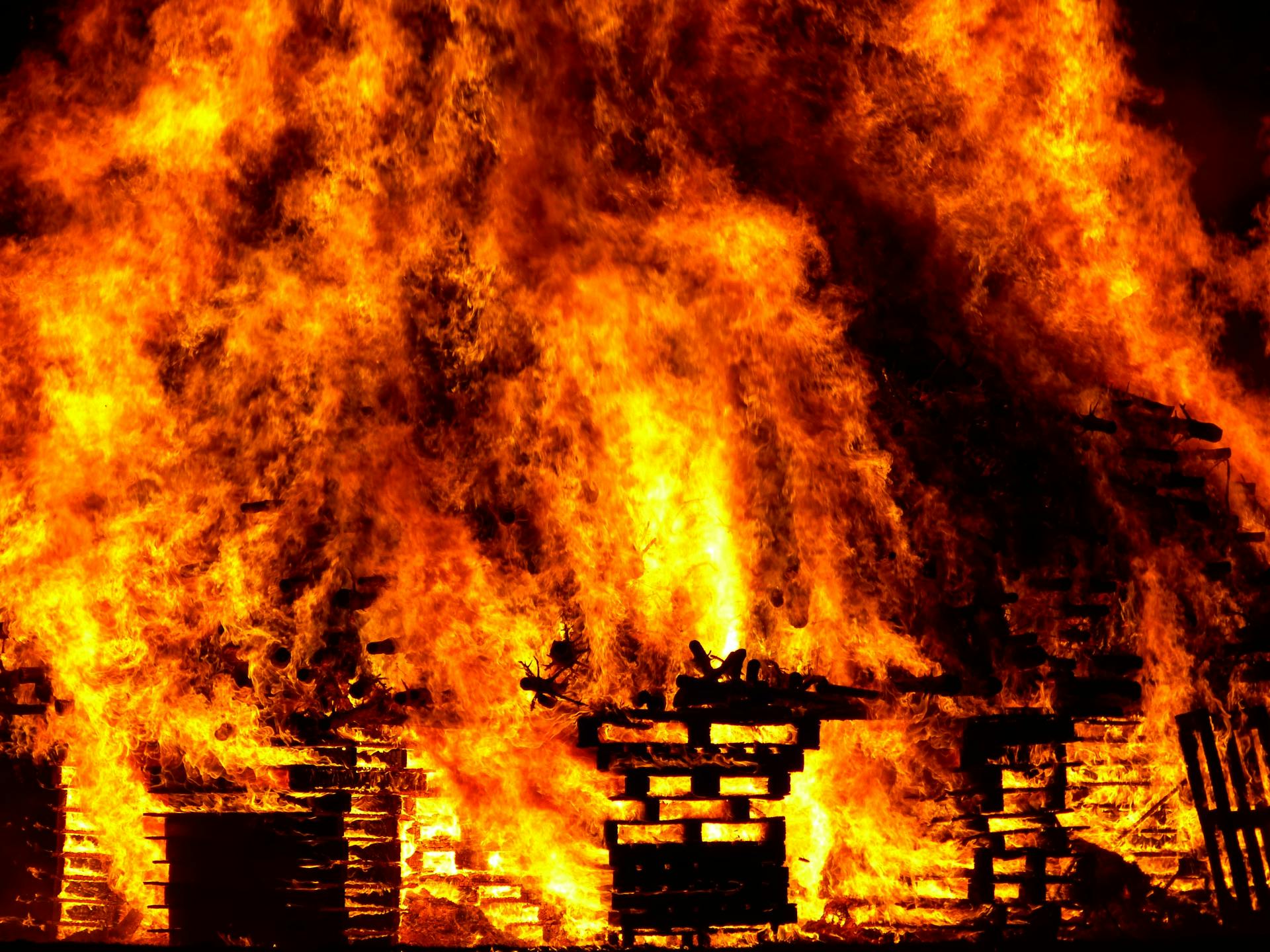 Eine Feuerfackel, die ein Gebäude verschlingt | Quelle: Pexels