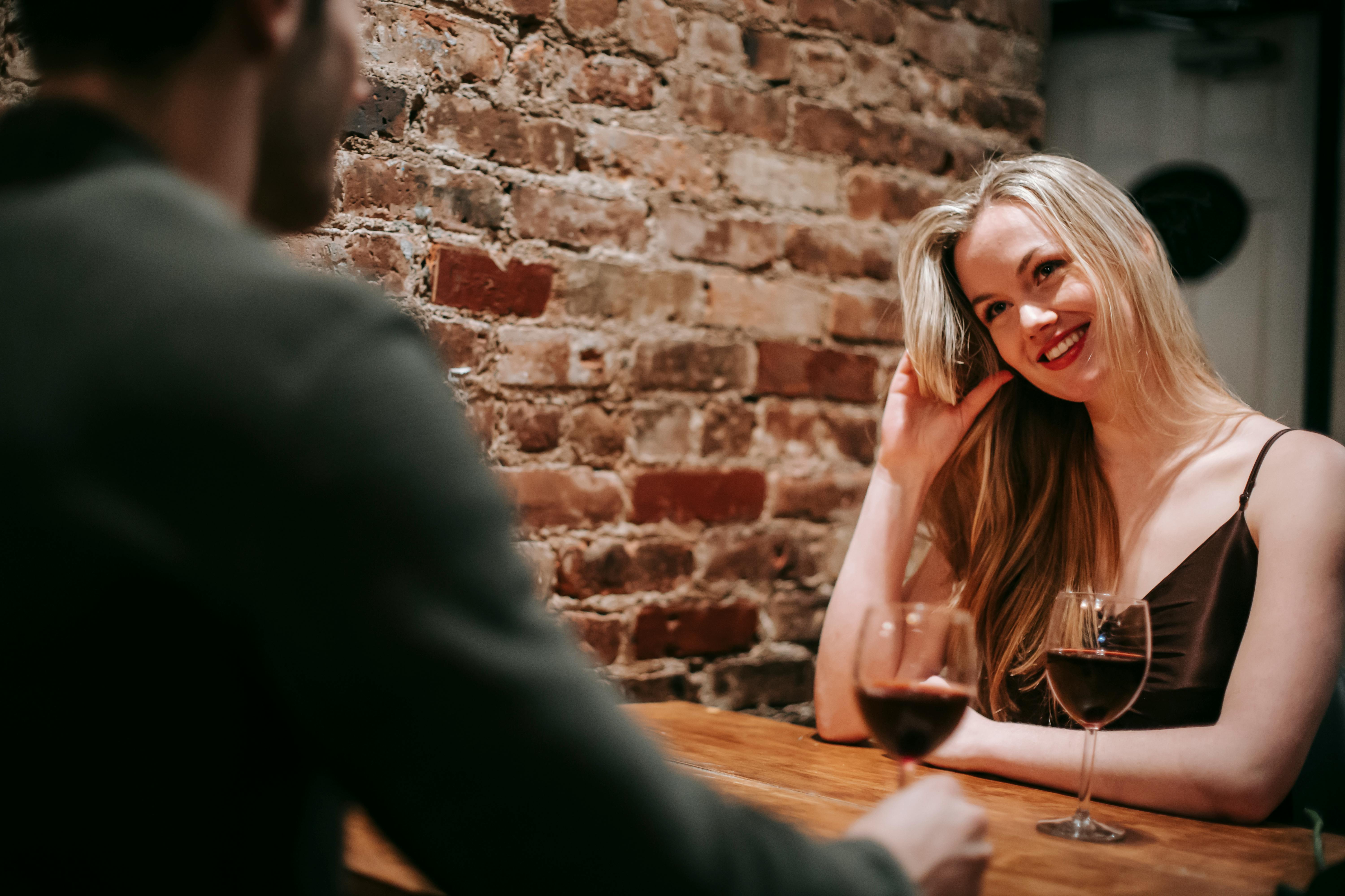 Pärchen in einem Restaurant bei einem romantischen Date | Quelle: Pexels