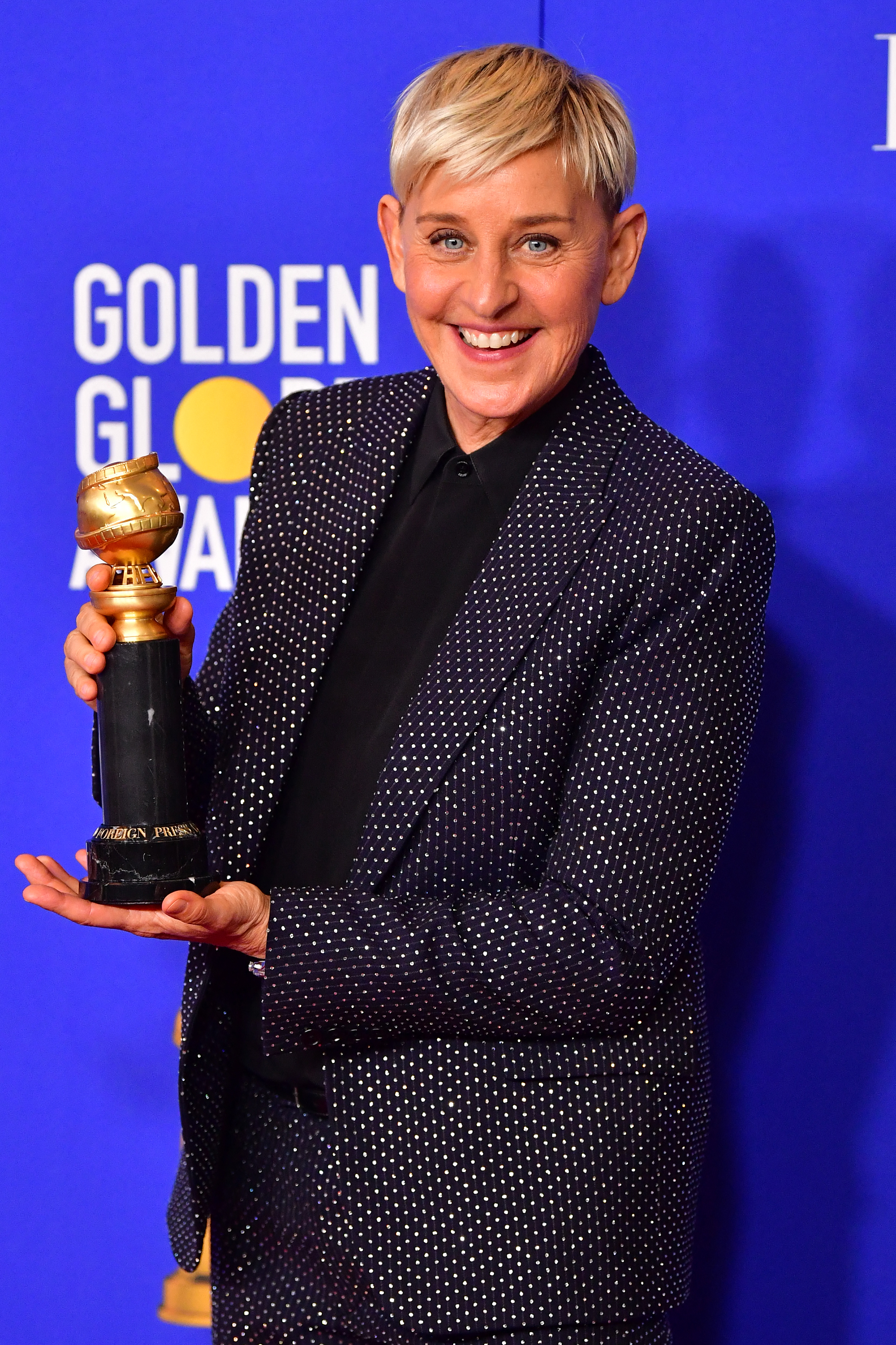 Ellen DeGeneres posiert im Presseraum mit dem Carol Burnett Award während der 77. jährlichen Golden Globe Awards in Beverly Hills, Kalifornien, am 5. Januar 2020. | Quelle: Getty Images