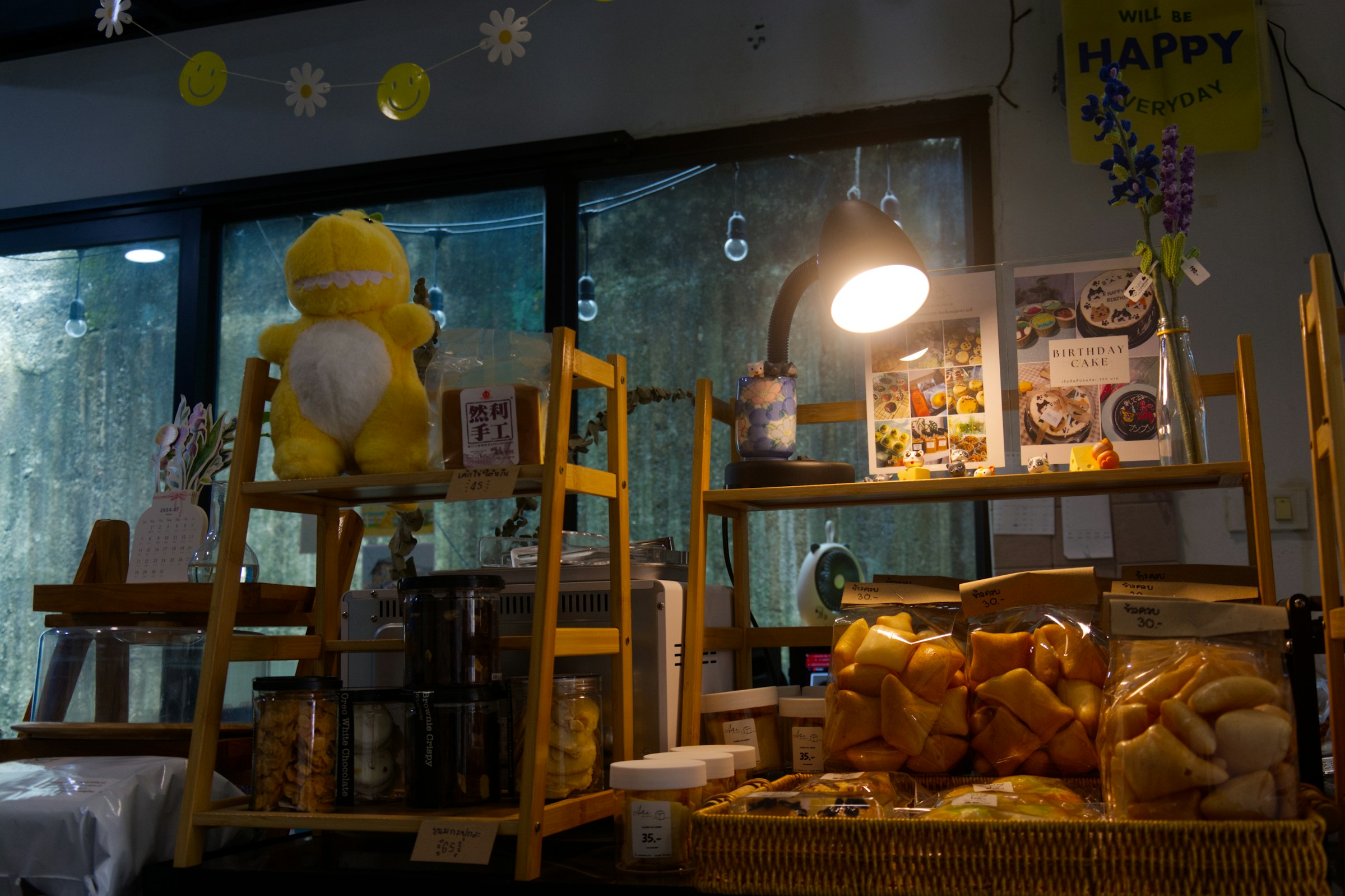 Eine Nahaufnahme des Innenraums einer Bäckerei an einem regnerischen Abend | Quelle: Unsplash