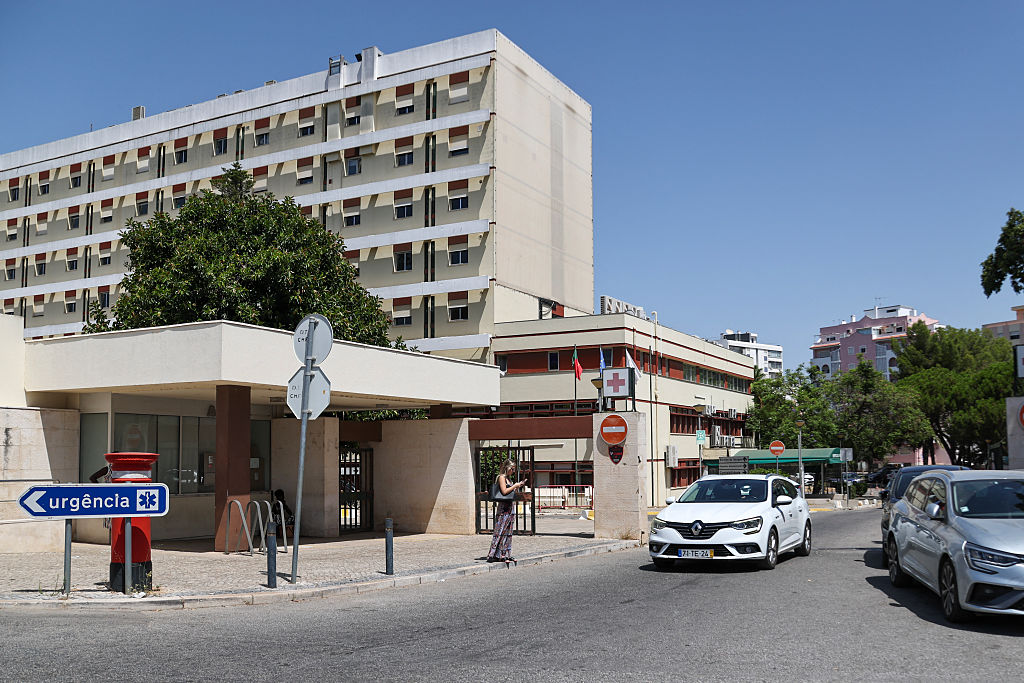 Ein Foto vom 9. Juli 2026 zeigt das Krankenhaus in Faro, in dem die britische Sängerin Gaynor Sullivan, bekannt als Bonnie Tyler, hospitalisiert war und verstarb. Die walisische Sängerin Bonnie Tyler, die vor allem für ihren kraftvollen, eindringlichen Liebes-Song „Total Eclipse of the Heart“ bekannt war, ist im Alter von 75 Jahren verstorben, wie ihre Familie am 9. Juli 2026 bekannt gab. | Quelle: Getty Images