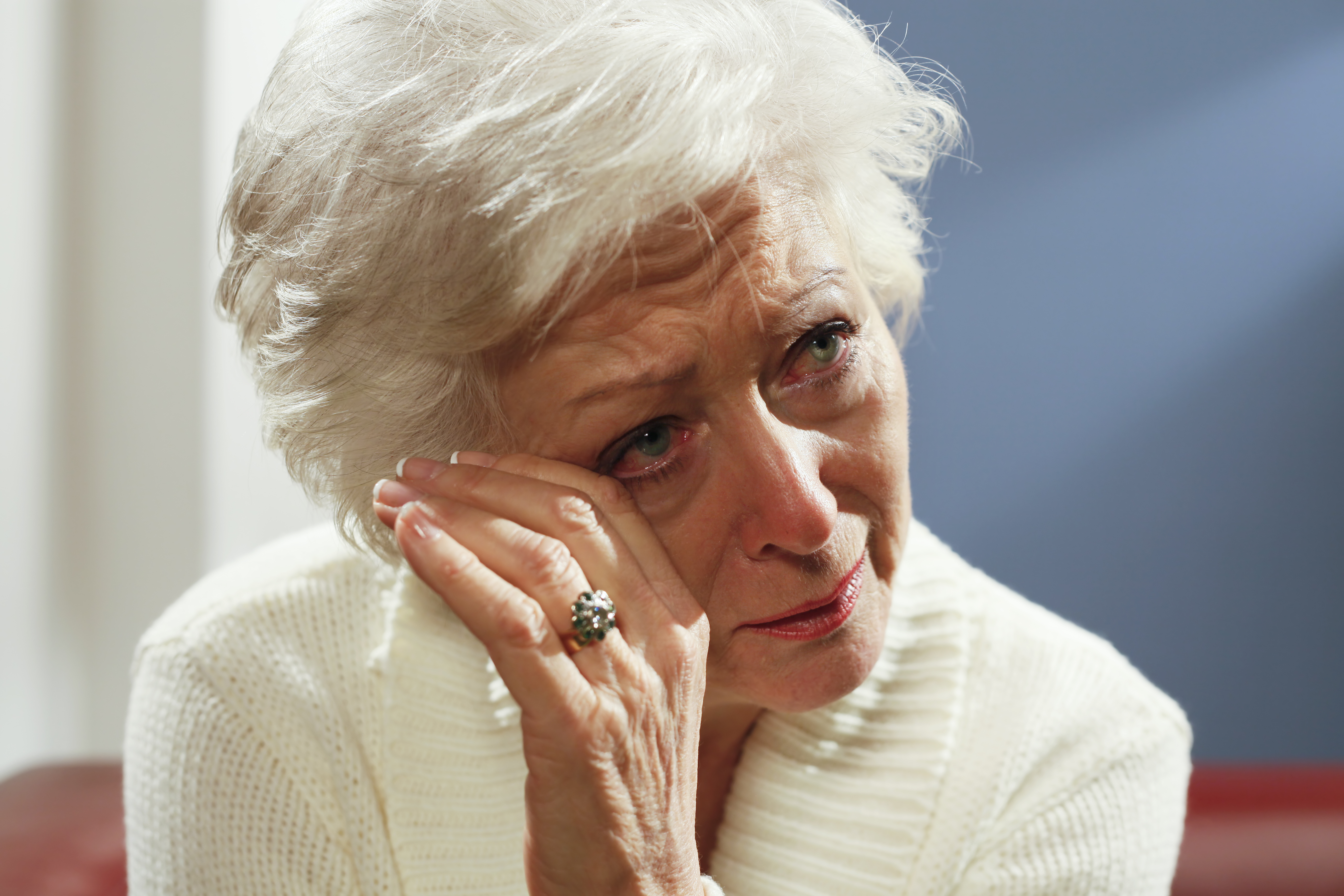 Eine weinende ältere Frau | Quelle: Getty Images