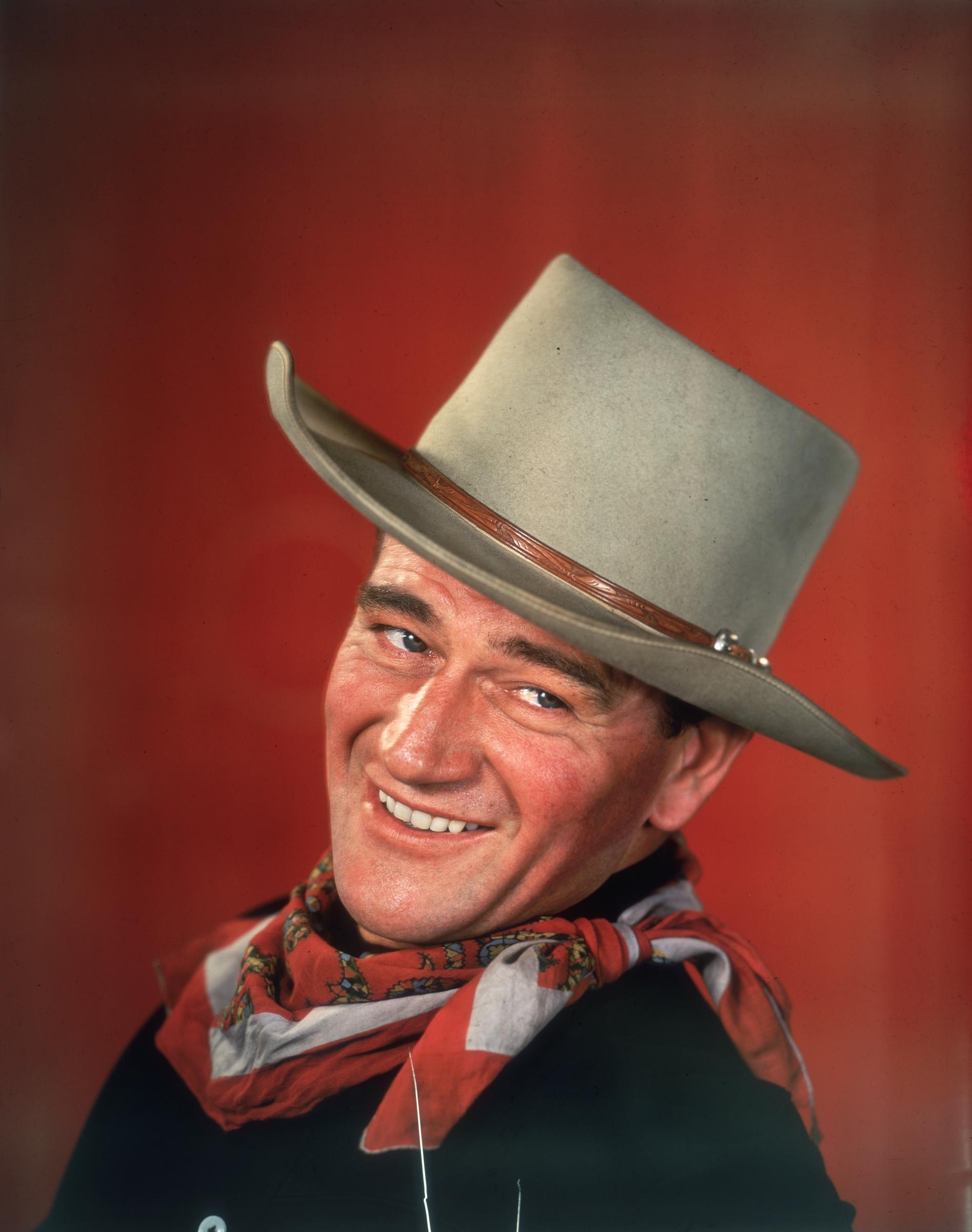 Der amerikanische Schauspieler John Wayne um 1955 | Quelle: Getty Images