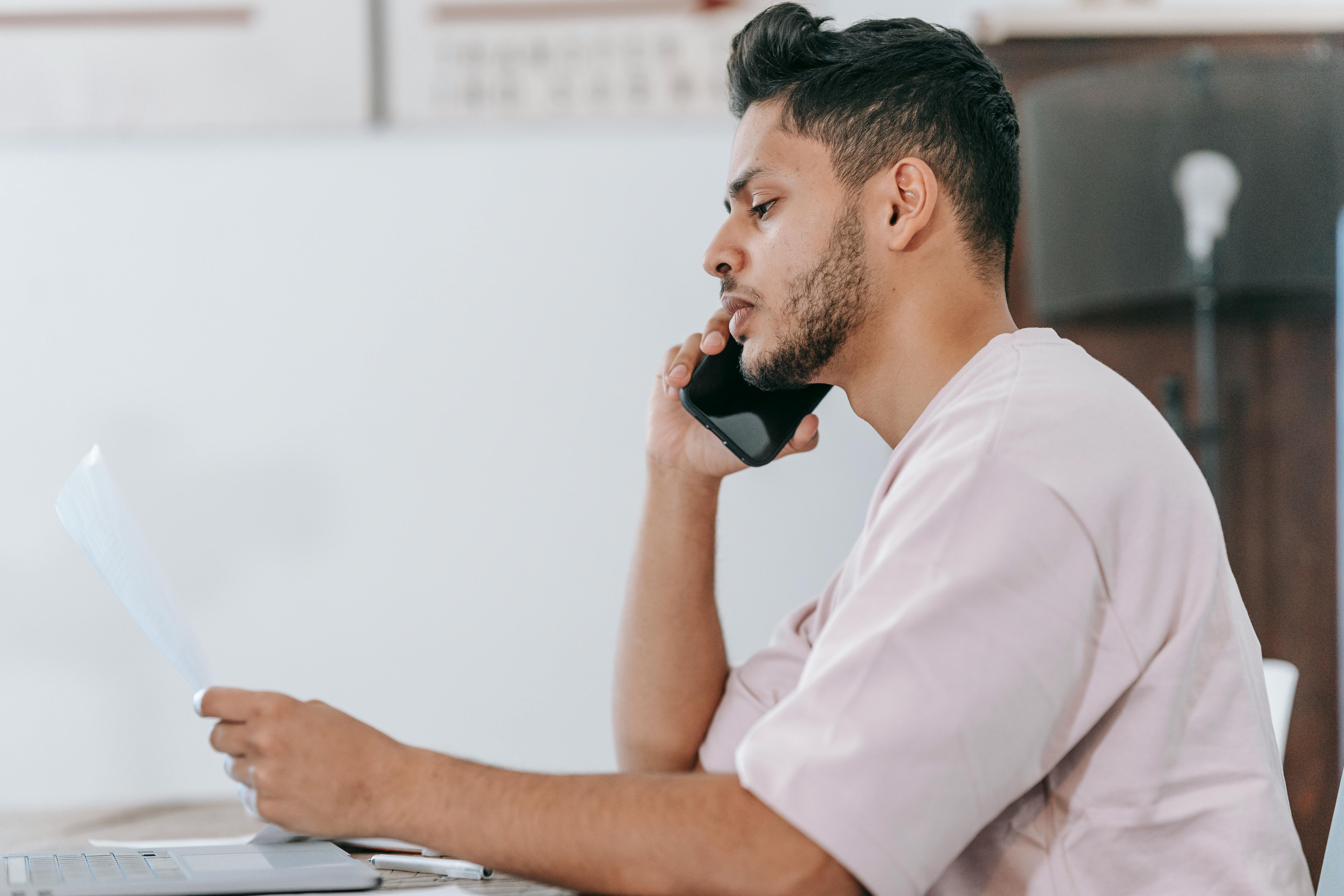 Ein junger Mann am Telefon | Quelle: Pexels